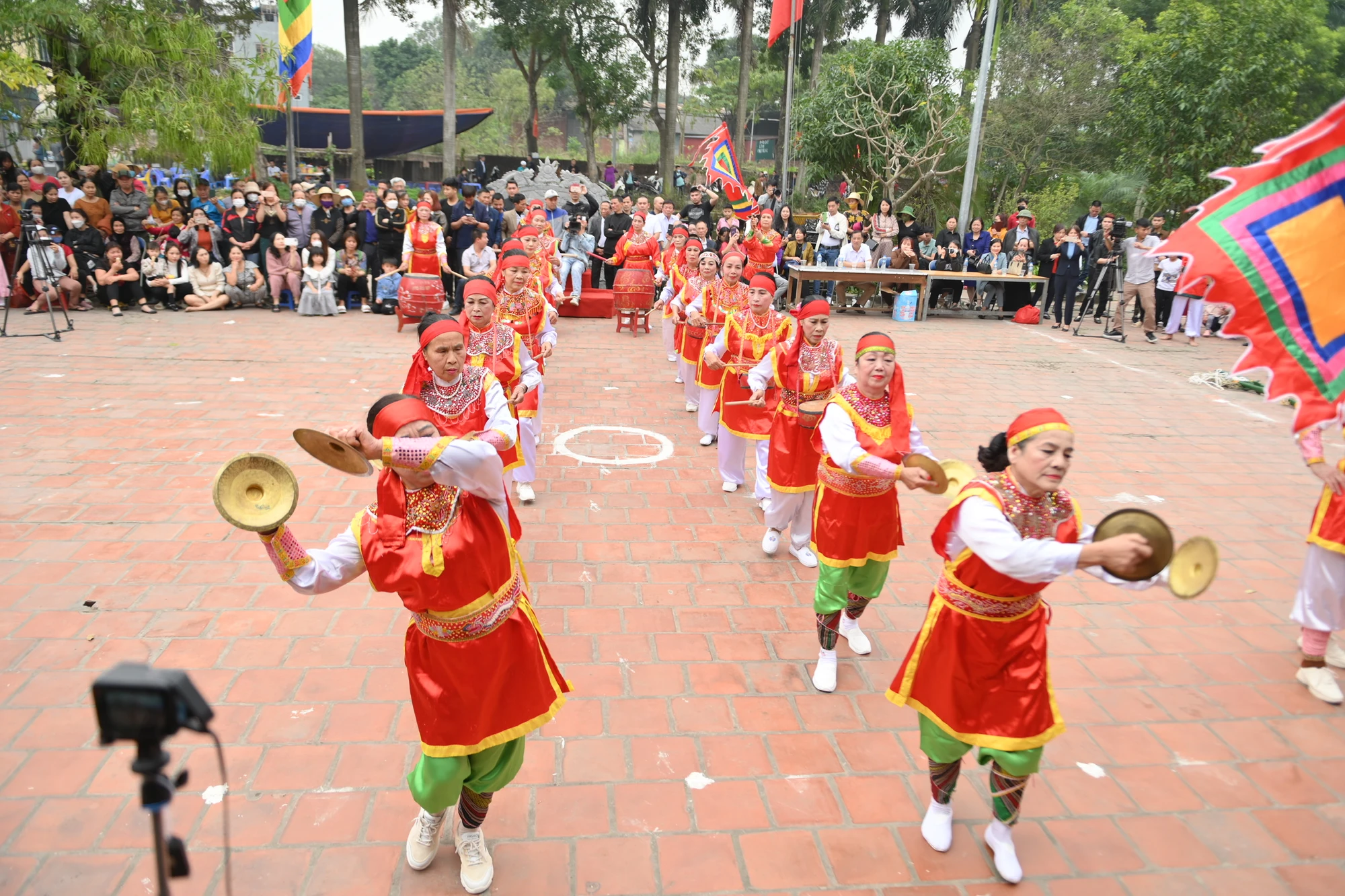 Các bô lão múa trống trong làng mở đầu cho phần thi kén rể. Các bô lão múa trống trong làng mở đầu cho phần thi kén rể.