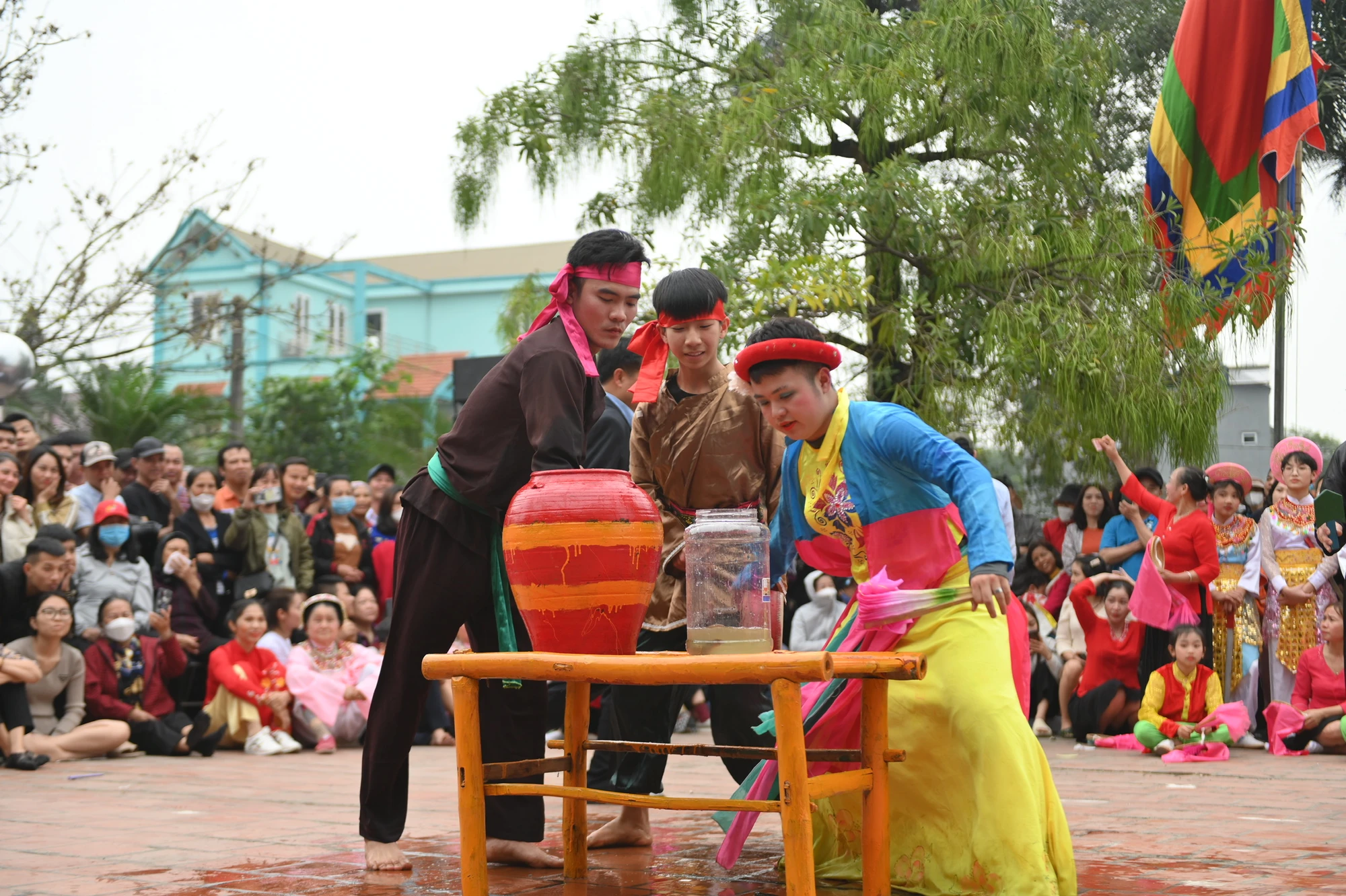 Cuối cùng là phần thi bắt chạch trong chum. Chạch được thả vào chiếc chum to, bên cạnh là hũ dùng để thả chạch đã bắt được. ẢNH: HOÀNG ANH Cuối cùng là phần thi bắt chạch trong chum. Chạch được thả vào chiếc chum to, bên cạnh là hũ dùng để thả chạch đã bắt được. ẢNH: HOÀNG ANH