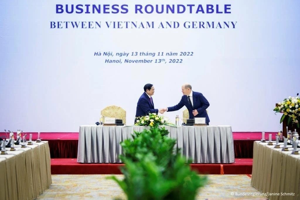 Thủ tướng Phạm Minh Chính (trái) và Thủ tướng Olaf Scholz trong Hội nghị bàn tròn doanh nghiệp Việt Nam - Đức. Ảnh: Bundesregierung/ Janine Schmitz/ Đại sứ quán Đức tại Việt Nam Thủ tướng Phạm Minh Chính (trái) và Thủ tướng Olaf Scholz trong Hội nghị bàn tròn doanh nghiệp Việt Nam - Đức. Ảnh: Bundesregierung/ Janine Schmitz/ Đại sứ quán Đức tại Việt Nam