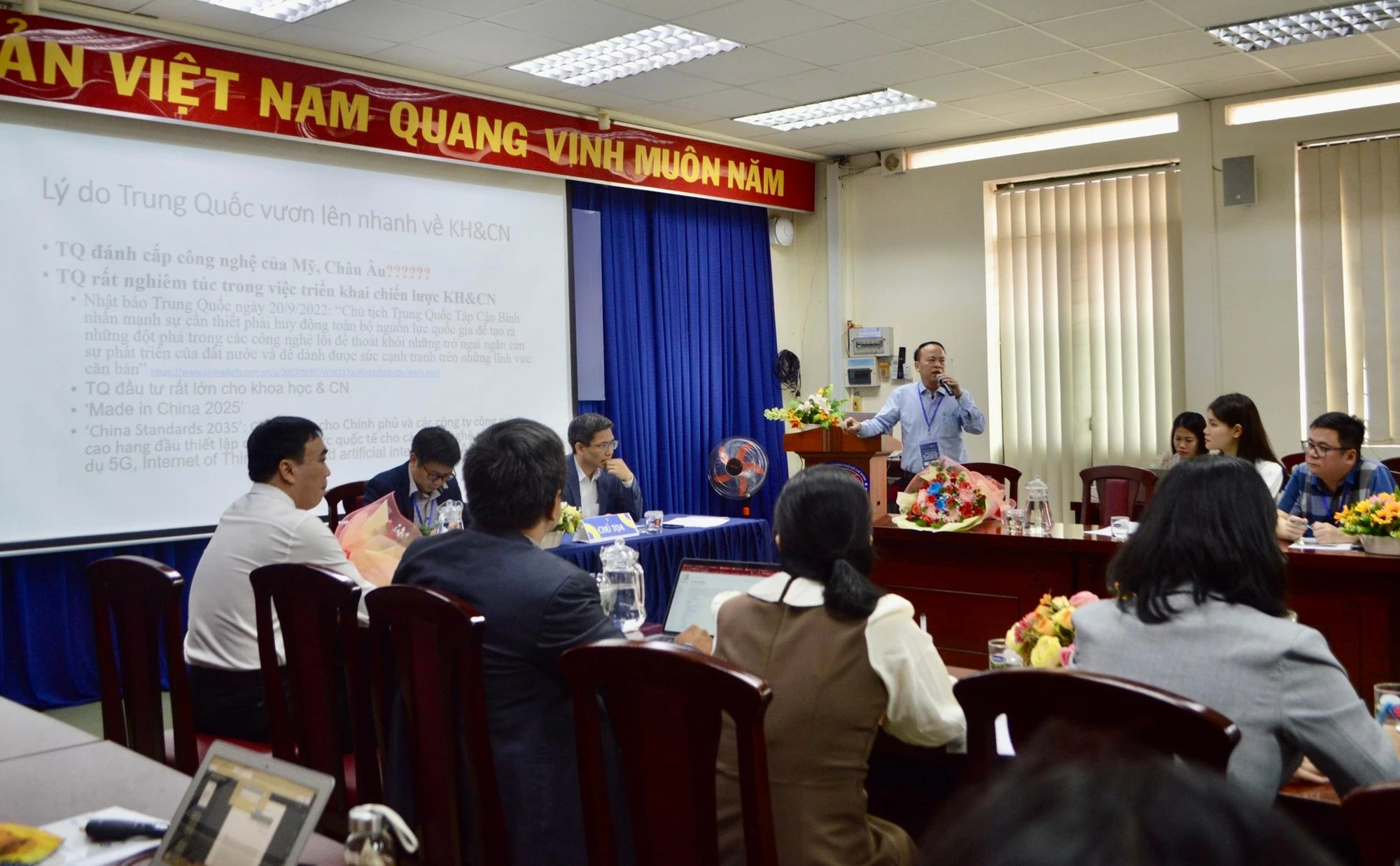 PGS.TS Cù Chí Lợi trình bày báo cáo khoa học tại hội thảo “Cạnh tranh Mỹ - Trung Quốc trong lĩnh vực công nghệ cao” . Ảnh: MỸ LINH PGS.TS Cù Chí Lợi trình bày báo cáo khoa học tại hội thảo “Cạnh tranh Mỹ - Trung Quốc trong lĩnh vực công nghệ cao” . Ảnh: MỸ LINH