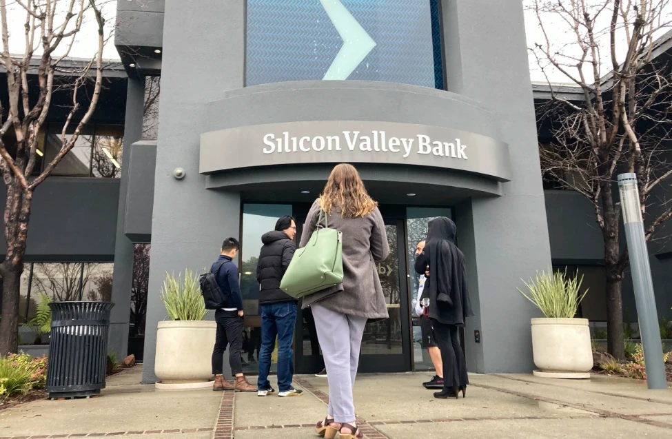 Người dân tập trung bên ngoài chi nhánh ngân hàng Silicon Valley ở TP Santa Clara, bang California (Mỹ) hôm 10-3. Ảnh: AP