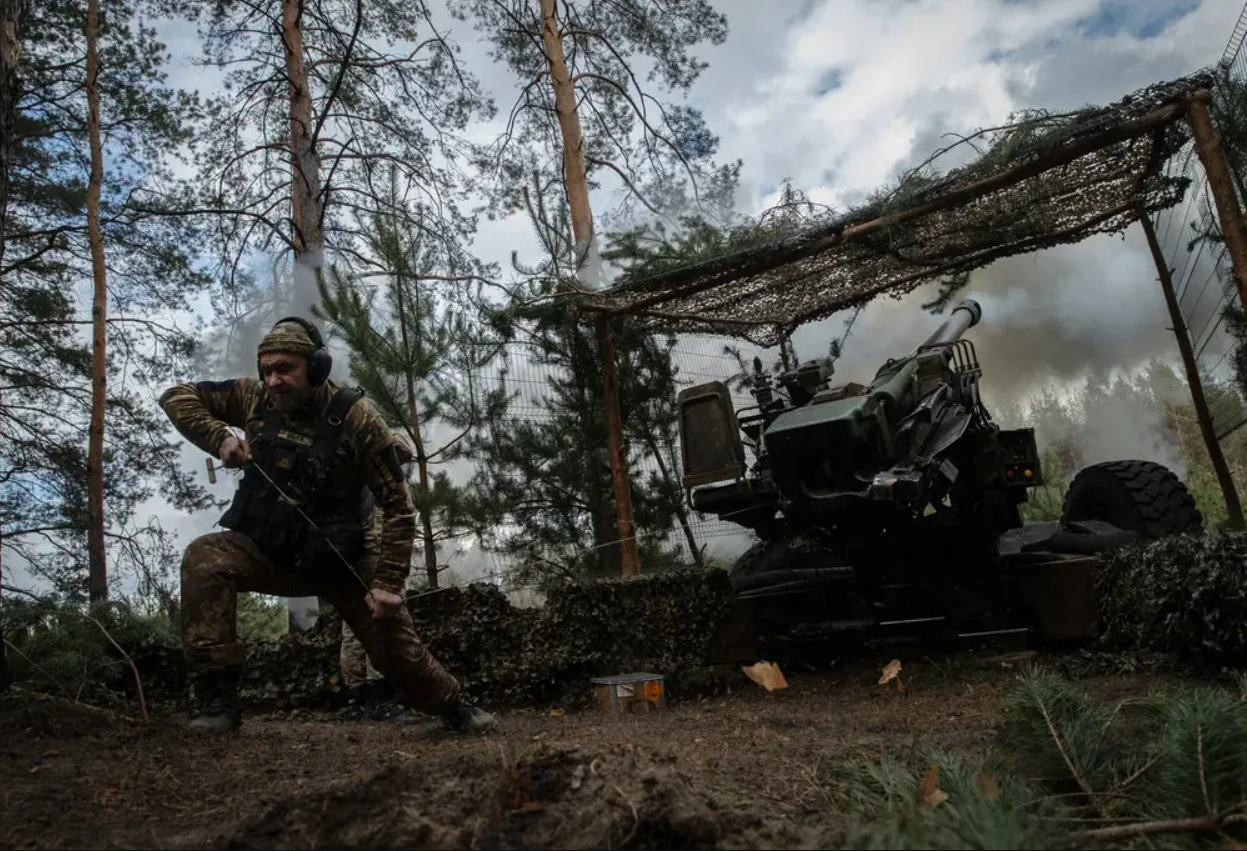 Lính Ukraine đang triển khai hỏa lực tại một vị trí trên tiền tuyến. Ảnh: THE NEW YORK TIMES Lính Ukraine đang triển khai hỏa lực tại một vị trí trên tiền tuyến. Ảnh: THE NEW YORK TIMES