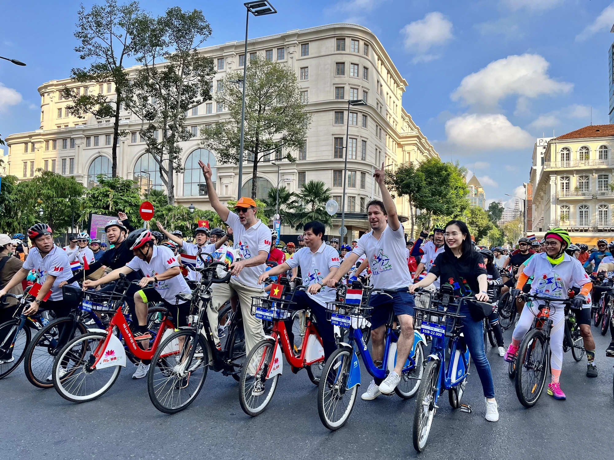 Tổng Lãnh sự Hà Lan tại TP.HCM Daniël Stork (mũ cam) khởi động hành trình. Ảnh: ĐỨC HIỀN Tổng Lãnh sự Hà Lan tại TP.HCM Daniël Stork (mũ cam) khởi động hành trình. Ảnh: ĐỨC HIỀN