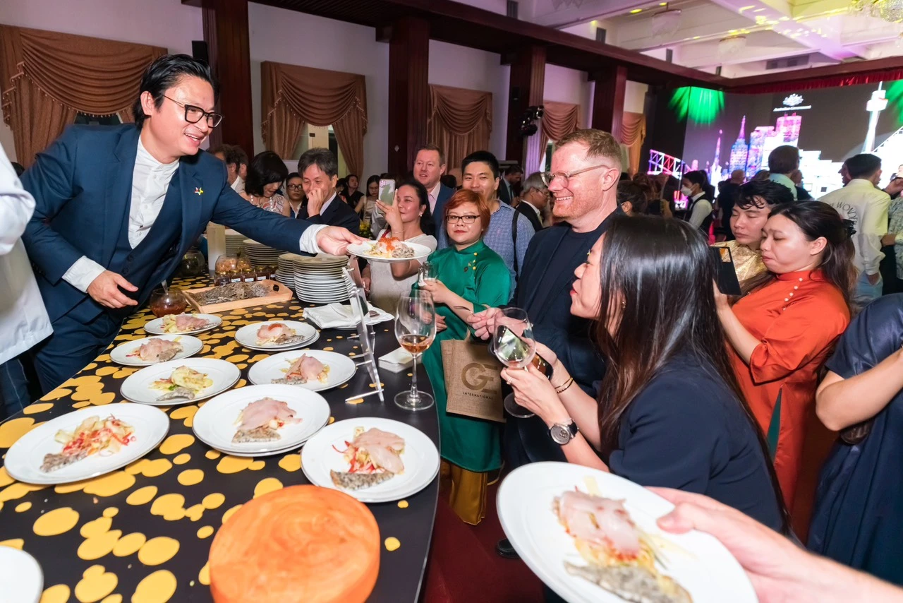 Đầu bếp người Úc gốc Việt Luke Nguyễn giới thiệu các món ăn tại sự kiện Taste of Australia 2023. Ảnh: LÃNH SỰ QUÁN ÚC Đầu bếp người Úc gốc Việt Luke Nguyễn giới thiệu các món ăn tại sự kiện Taste of Australia 2023. Ảnh: LÃNH SỰ QUÁN ÚC