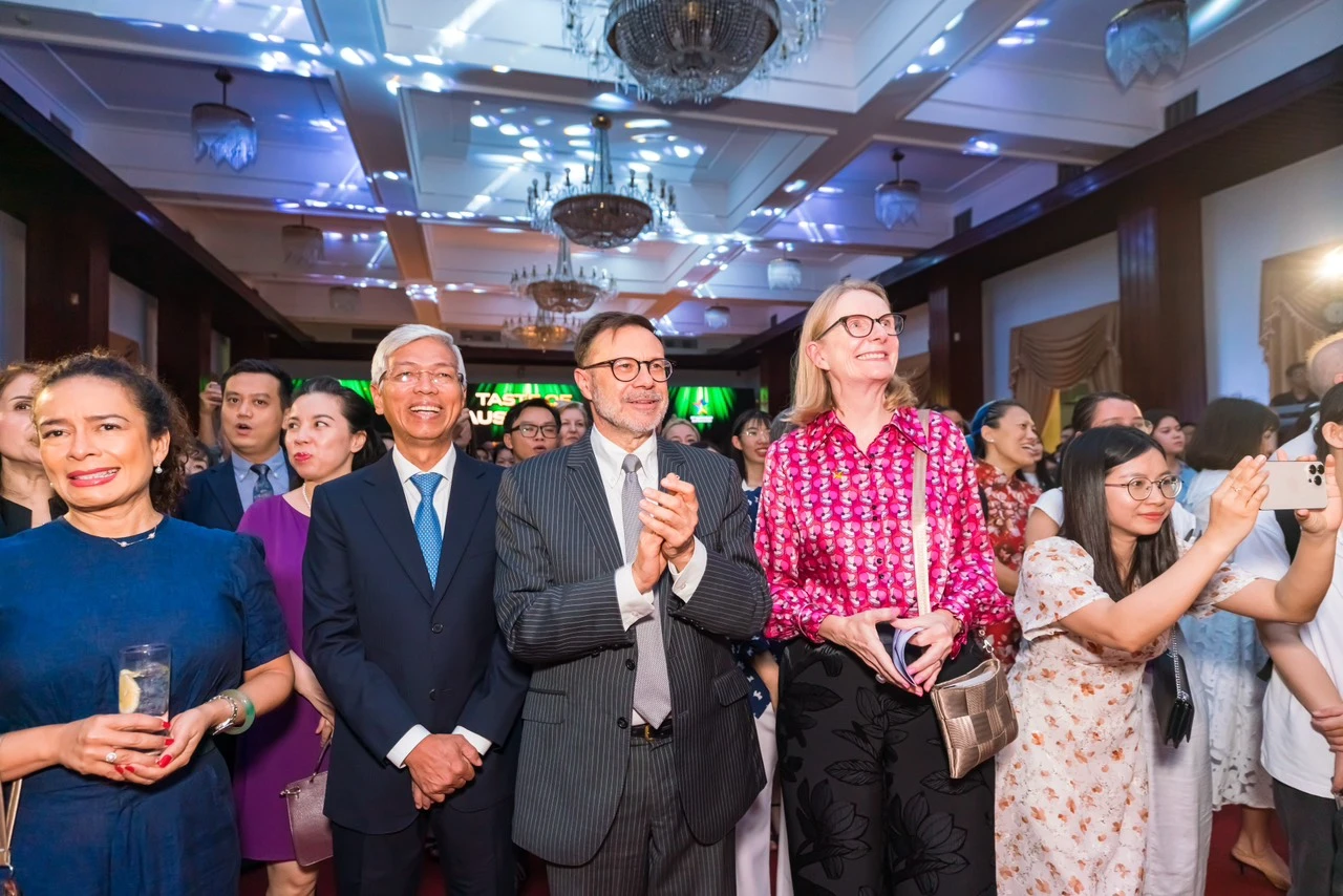 Phó chủ tịch UBND TP.HCM Võ Văn Hoan, Đại sứ Úc tại Việt Nam Andrew Goledzinowski, Tổng Lãnh sự Úc Sarah Hooper tham dự sự kiện Taste of Australia 2023. Ảnh: TỔNG LÃNH SỰ ÚC Phó chủ tịch UBND TP.HCM Võ Văn Hoan, Đại sứ Úc tại Việt Nam Andrew Goledzinowski, Tổng Lãnh sự Úc Sarah Hooper tham dự sự kiện Taste of Australia 2023. Ảnh: TỔNG LÃNH SỰ ÚC
