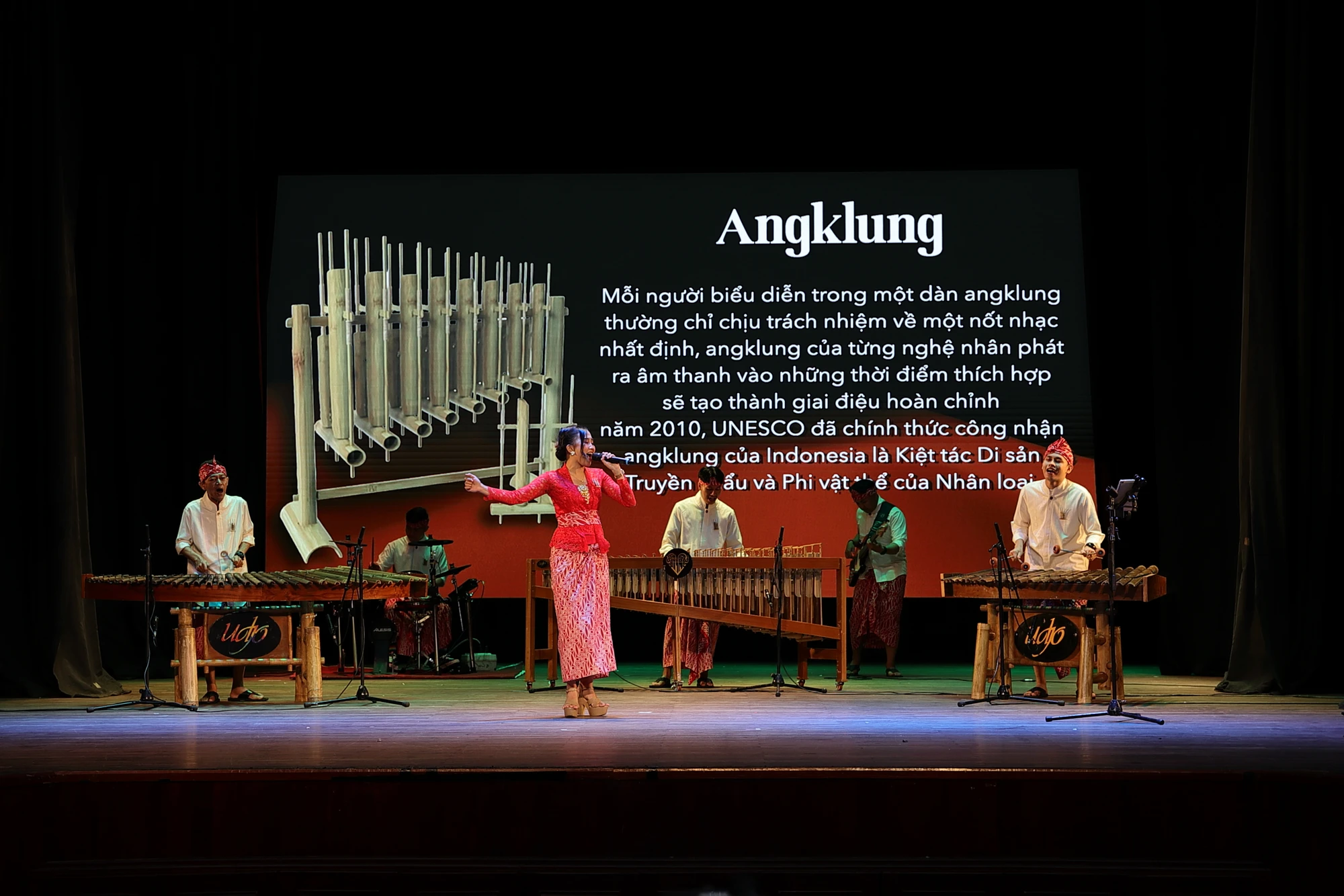 Ca sĩ Indonesia biểu diễn các ca khúc Việt Nam với âm thanh từ những nhạc cụ truyền thống Indonesia. Ảnh: Tổng Lãnh sự quán Indonesia tại TP.HCM Ca sĩ Indonesia biểu diễn các ca khúc Việt Nam với âm thanh từ những nhạc cụ truyền thống Indonesia. Ảnh: Tổng Lãnh sự quán Indonesia tại TP.HCM