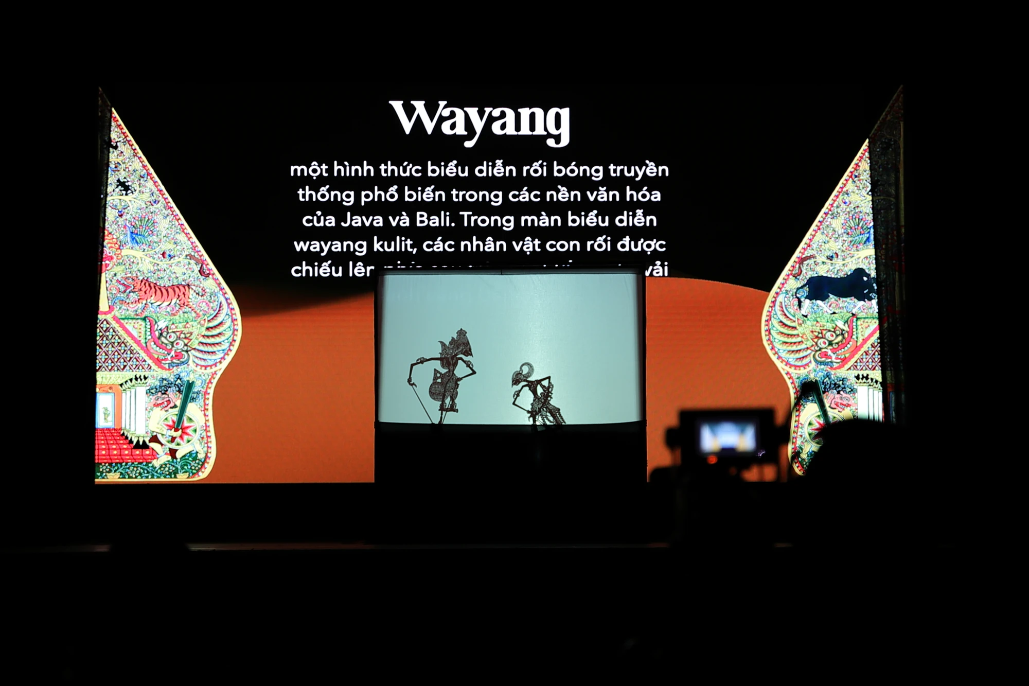 Nghệ thuật múa rối bóng Wayang được biểu diễn hôm 19-5 tại Nhà hát TP.HCM. Ảnh: Tổng Lãnh sự quán Indonesia tại TP.HCM Nghệ thuật múa rối bóng Wayang được biểu diễn hôm 19-5 tại Nhà hát TP.HCM. Ảnh: Tổng Lãnh sự quán Indonesia tại TP.HCM