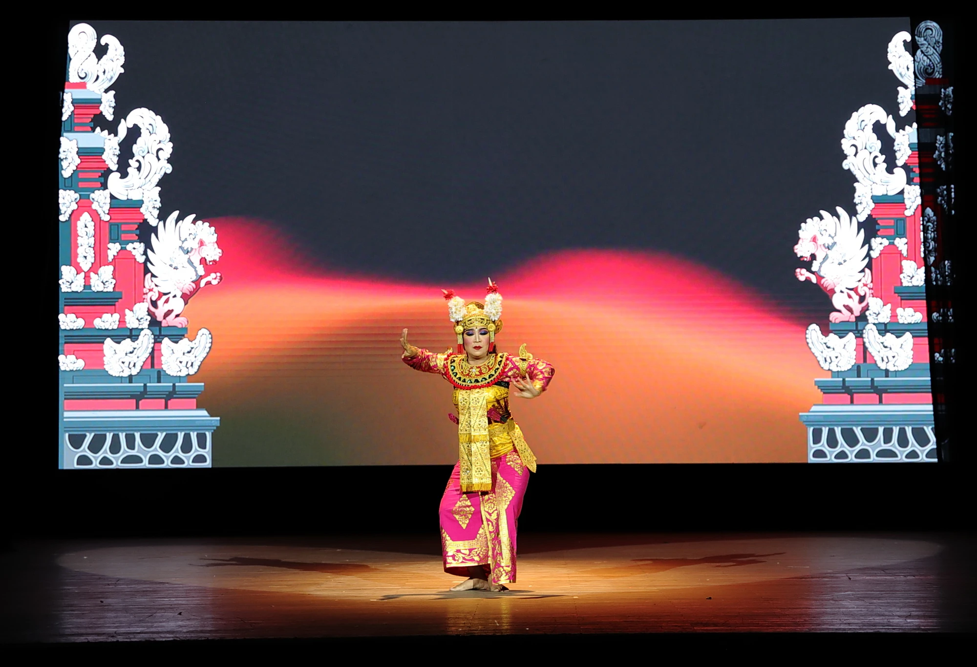 Điệu nhảy Legong có nguồn gốc từ cung điện ở Bali vào giữa thế kỷ XIX. Ảnh: Tổng Lãnh sự quán Indonesia tại TP.HCM Điệu nhảy Legong có nguồn gốc từ cung điện ở Bali vào giữa thế kỷ XIX. Ảnh: Tổng Lãnh sự quán Indonesia tại TP.HCM