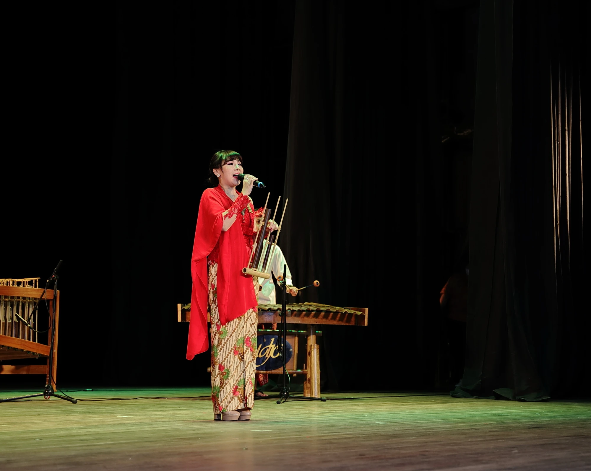 Lia Fahlevi chơi Angklung Lia Fahlevi chơi Angklung