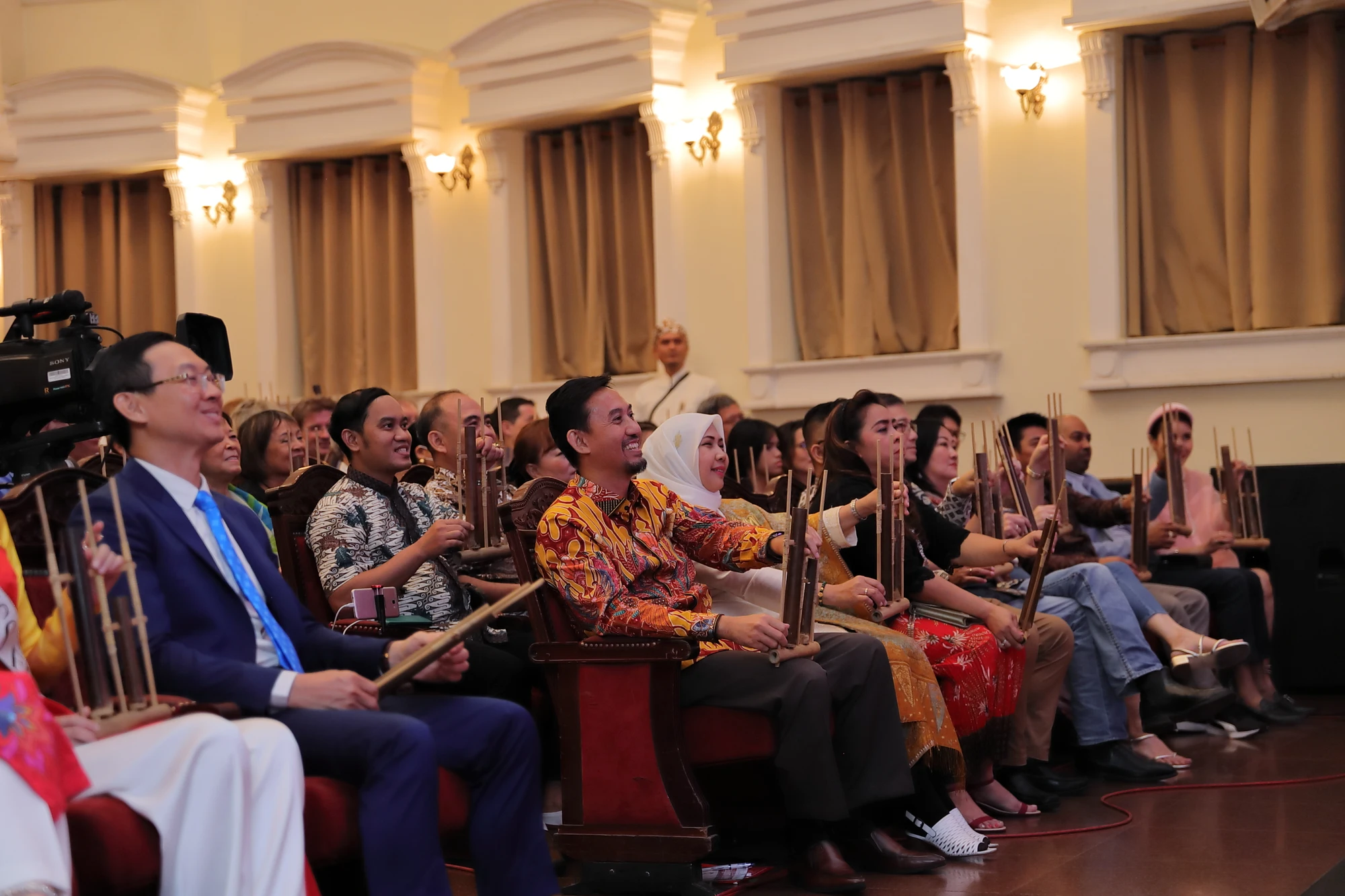 Cả hội trường cùng hòa thanh Angklung. Ảnh: Tổng Lãnh sự quán Indonesia tại TP.HCM Cả hội trường cùng hòa thanh Angklung. Ảnh: Tổng Lãnh sự quán Indonesia tại TP.HCM