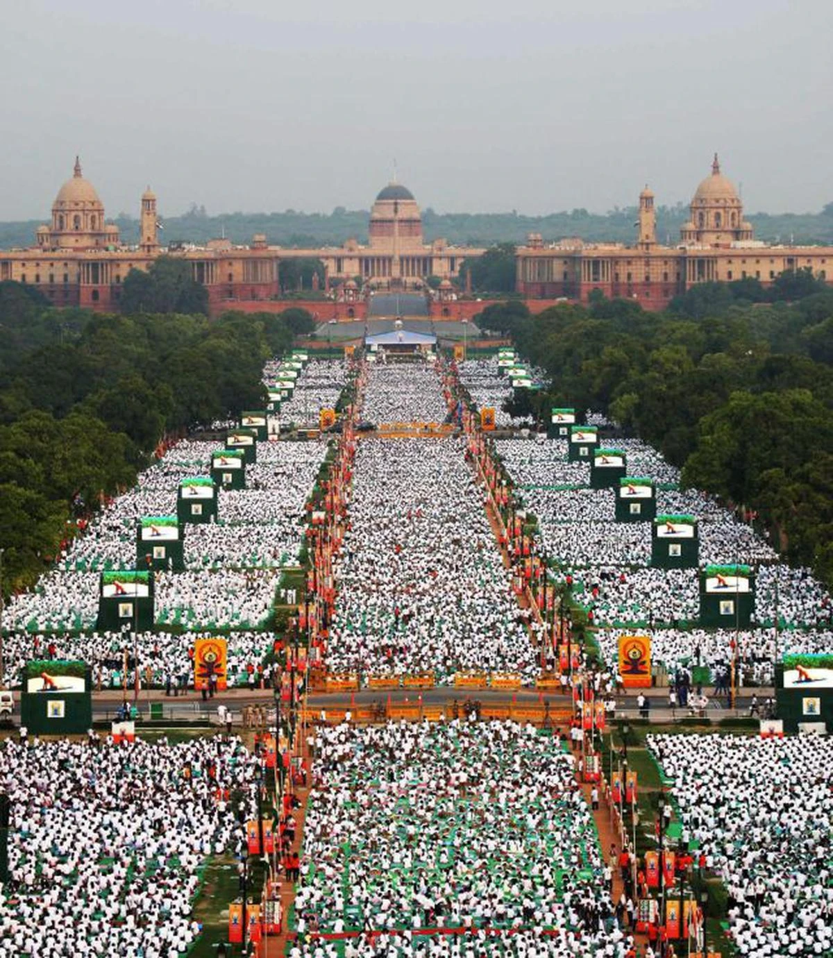 Hàng ngàn người tham gia tập yoga tại Rajpath (Ấn Độ) vào Ngày Quốc tế Yoga năm 2015. Ảnh: PTI