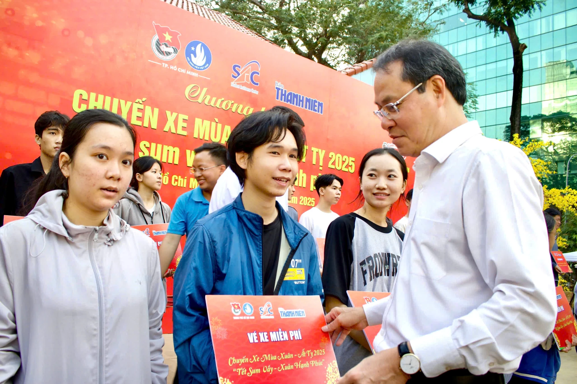chuyến xe mùa xuân 1 (2).jpg