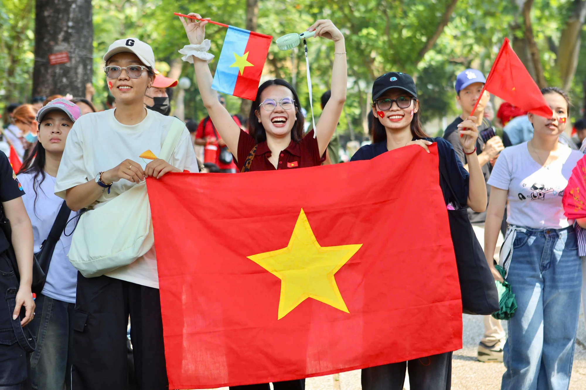 Hàng ngàn người dân rạng rỡ trong ngày kỷ niệm Giải phóng miền Nam, thống nhất đất nước