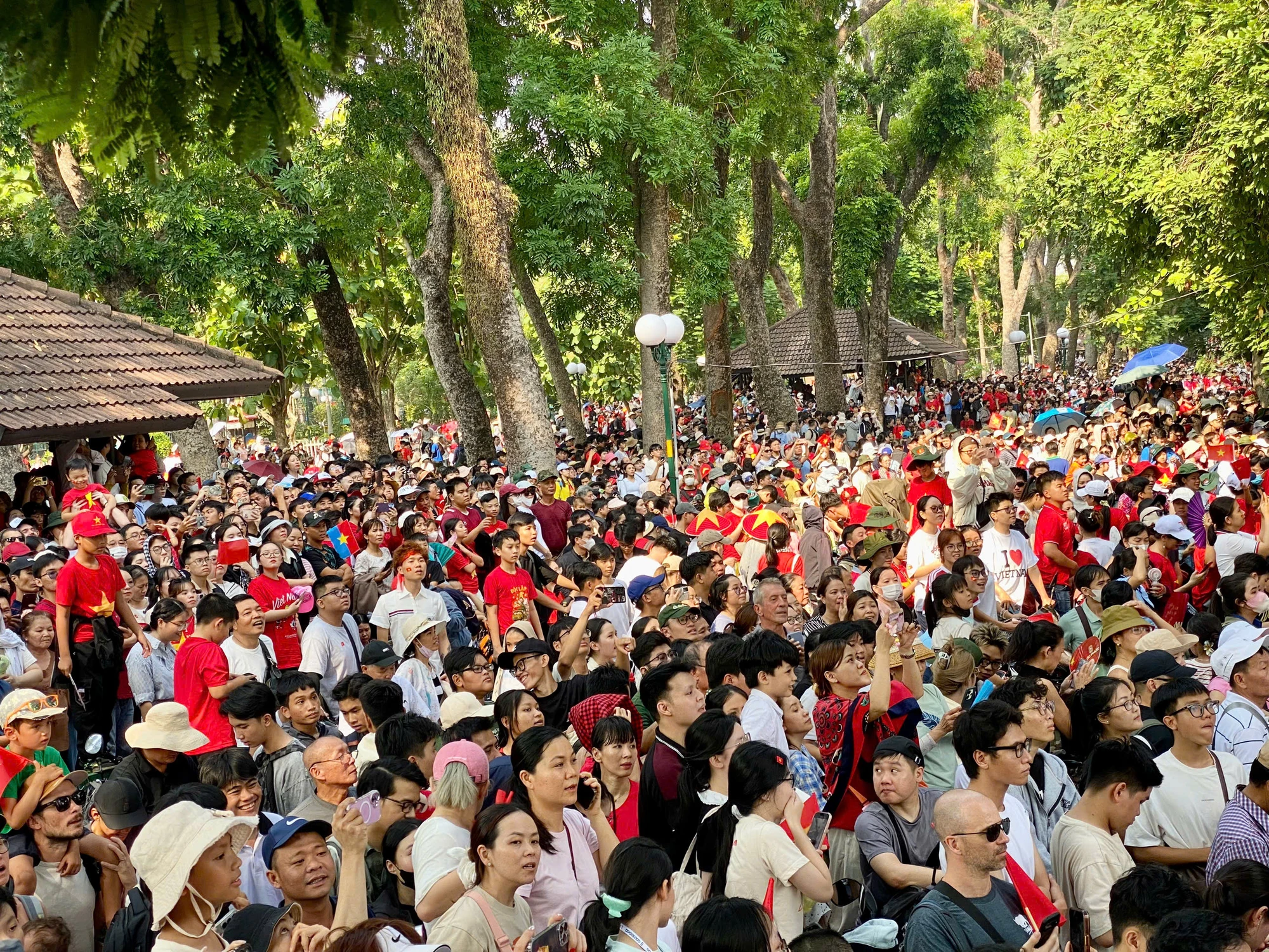 Hàng ngàn người dân 9.jpg