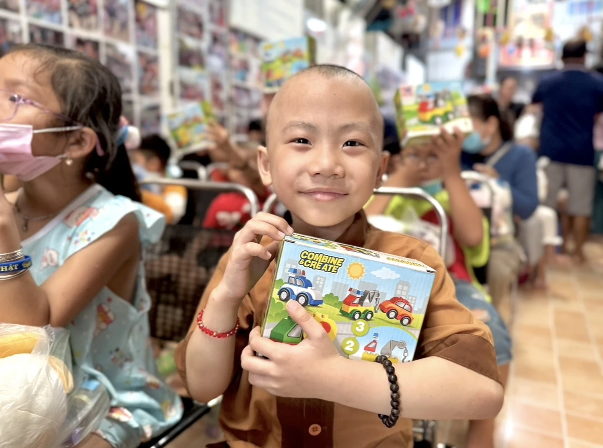 Trung thu về bên xóm trọ bệnh nhi ung thư 