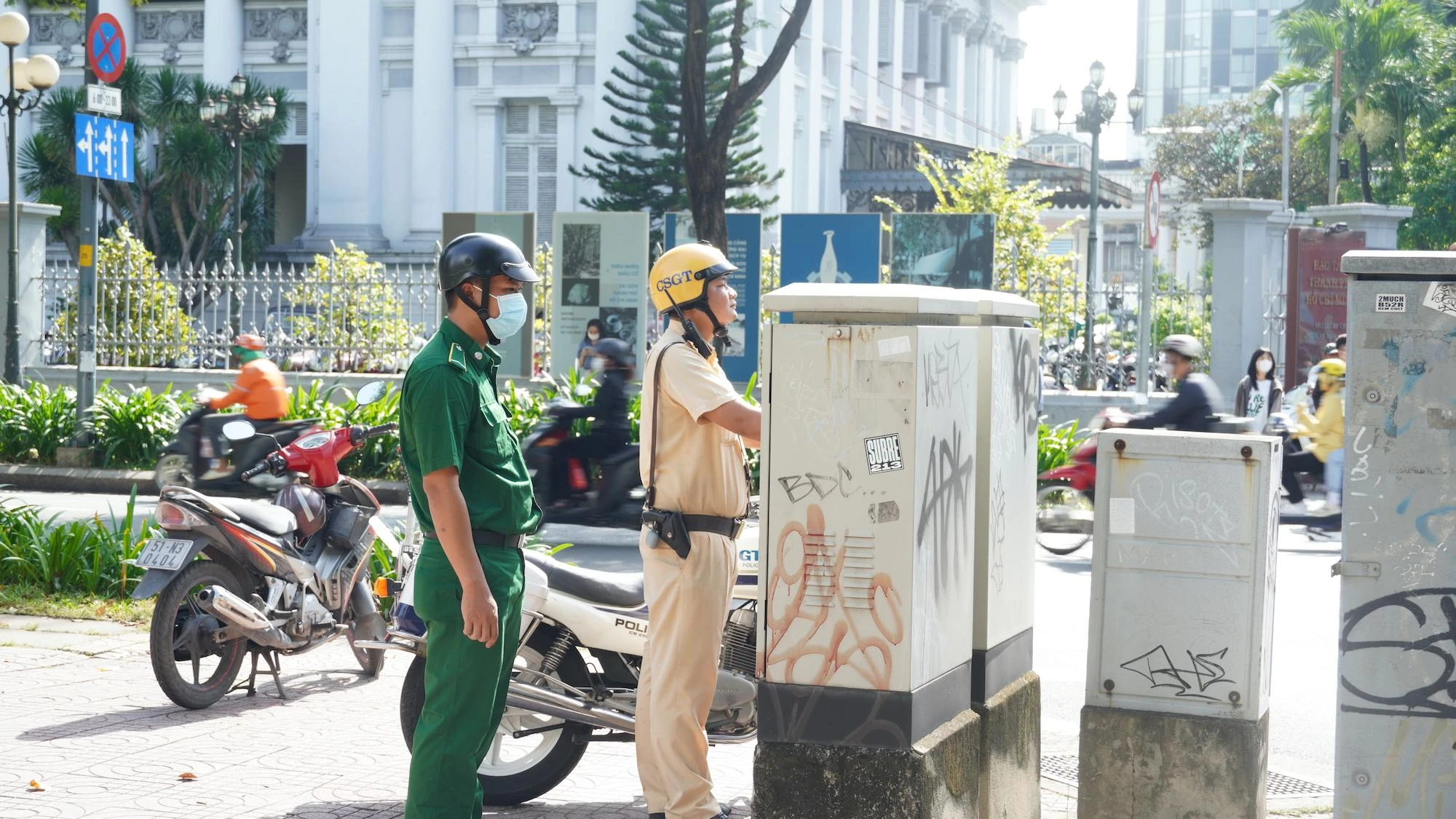 Chiến sĩ CSGT đang điều tiết tại ngã tư đường Nam Kỳ Khởi Nghĩa giao đường Lý Tự Trọng. Ảnh: HỮU ĐĂNG Chiến sĩ CSGT đang điều tiết tại ngã tư đường Nam Kỳ Khởi Nghĩa giao đường Lý Tự Trọng. Ảnh: HỮU ĐĂNG