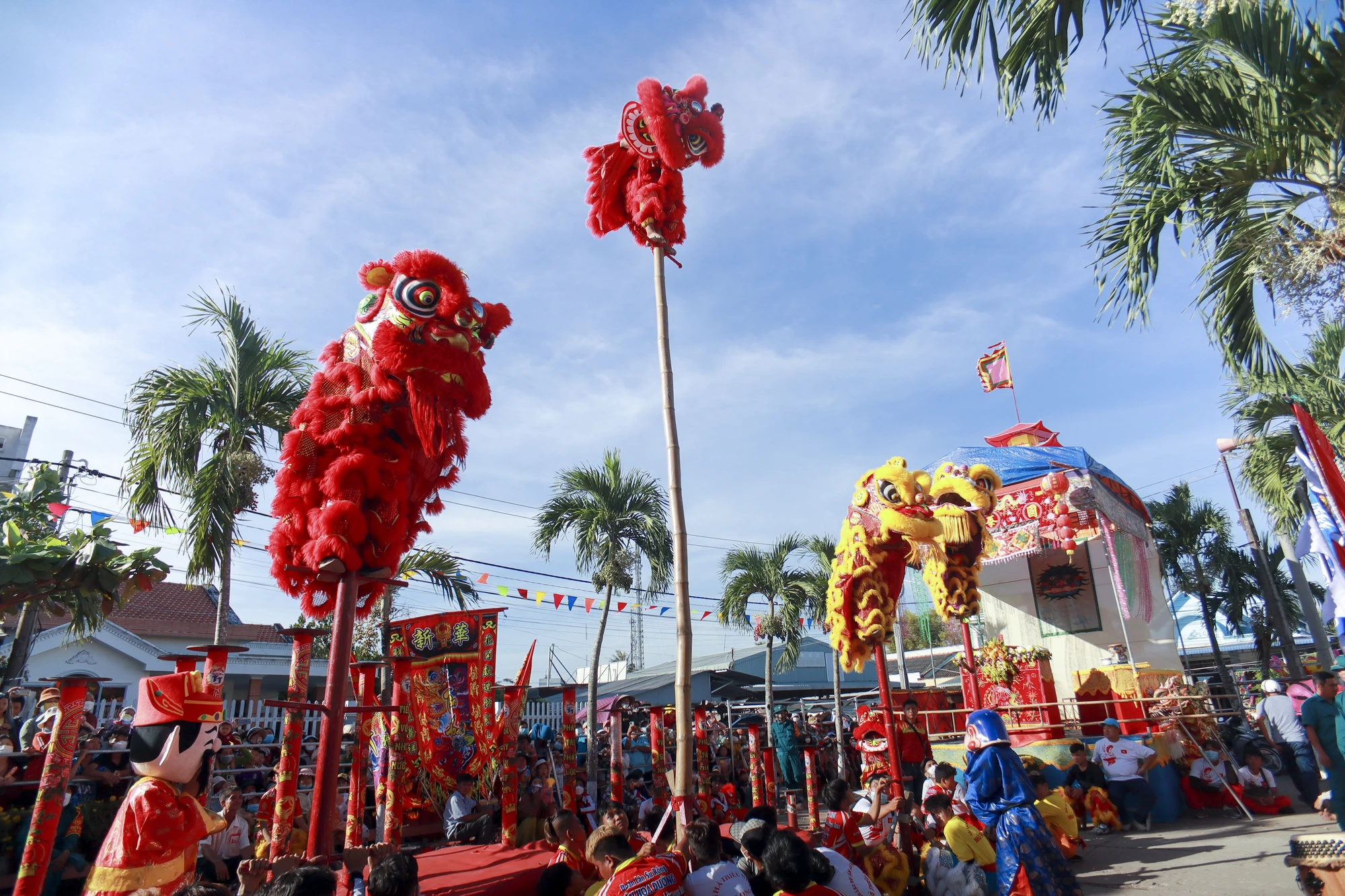 Chương trình Lân Sư Rồng trong Lễ hội Làm Chay đã thu hút hàng ngàn người để xem biểu diễn.