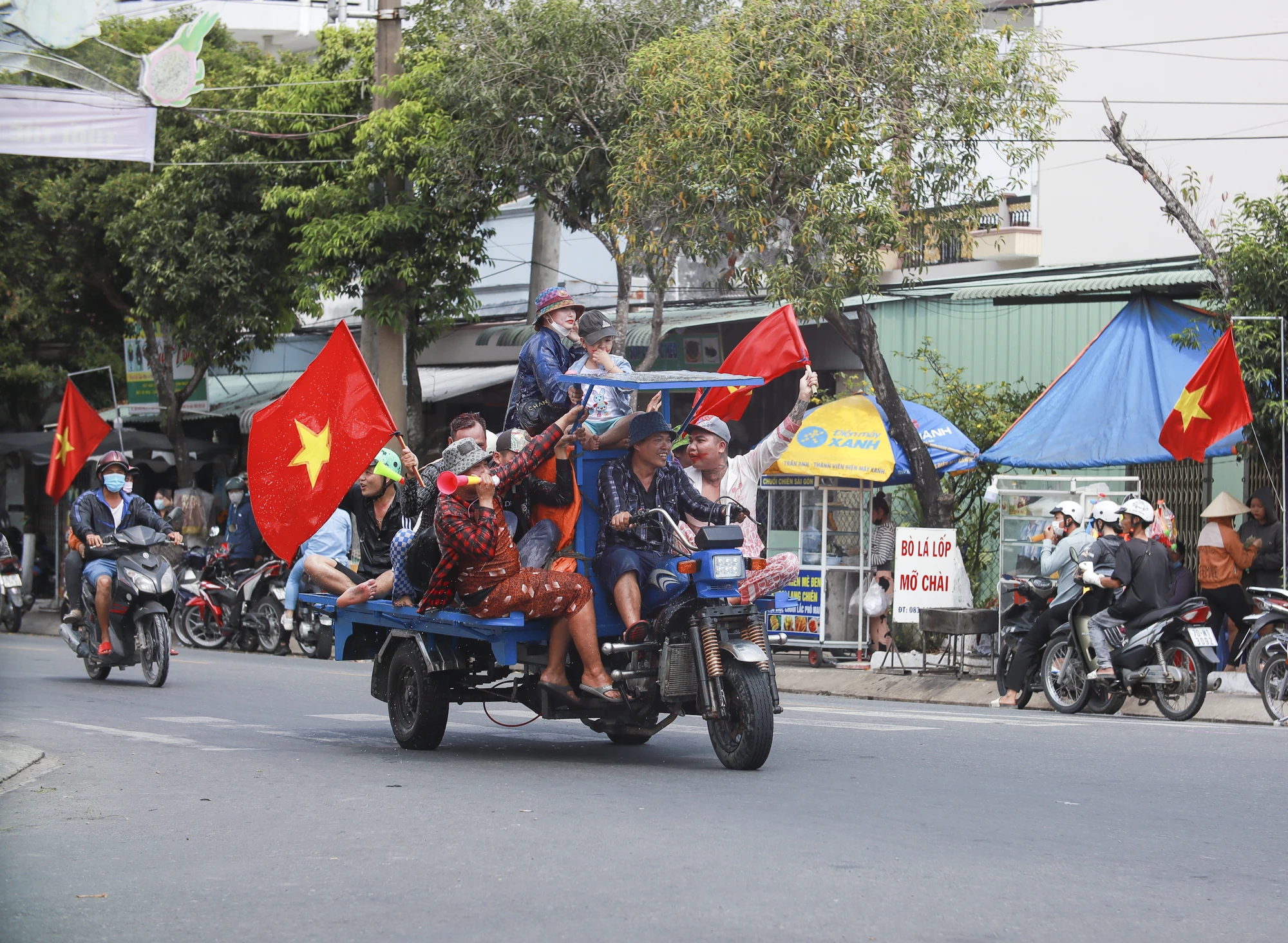 Rất đông người dân ra đường theo đoàn Chiêu u với cờ hoa, kèn tham gia lễ hội