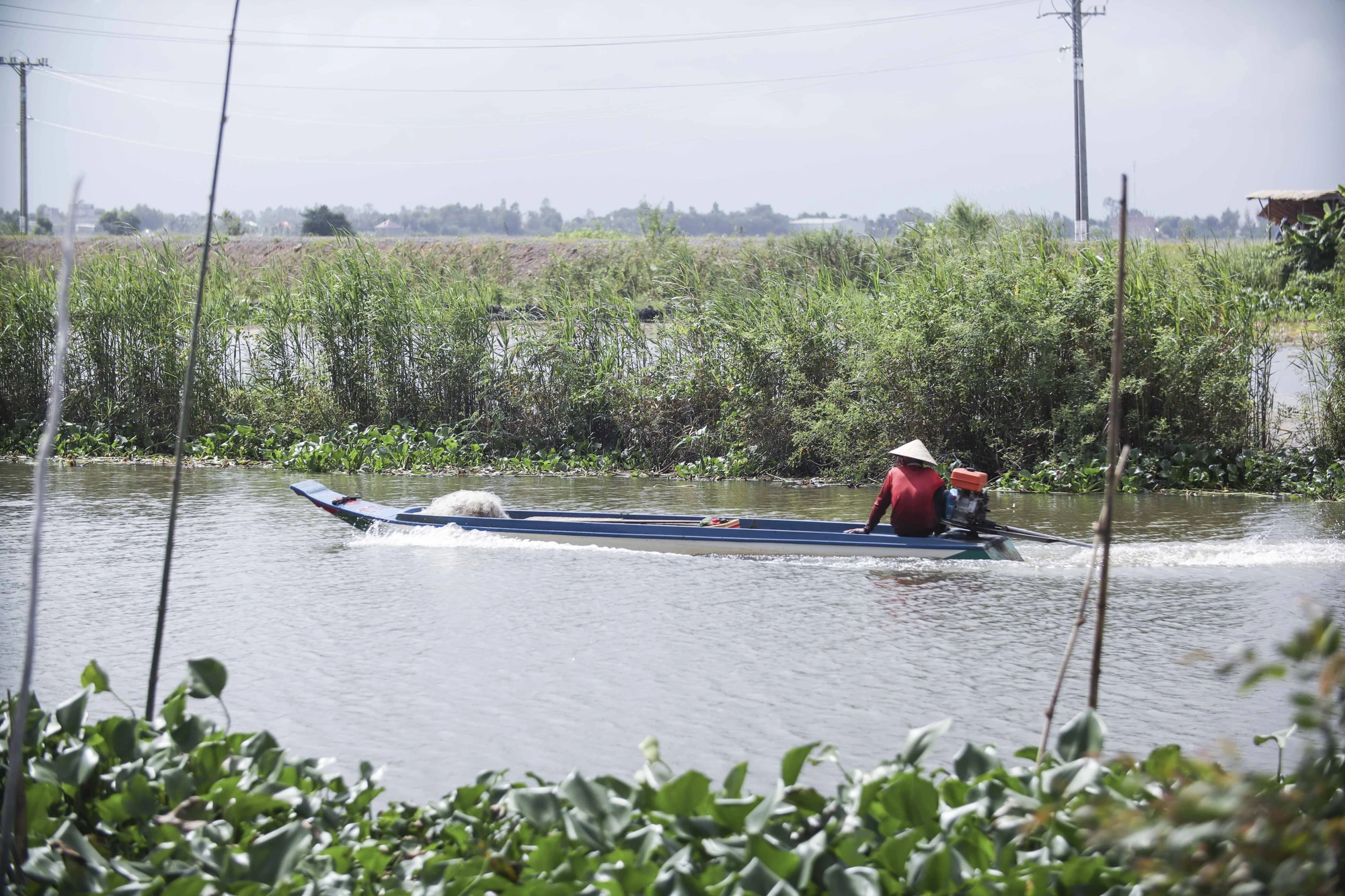 Người dân mong chờ nước lũ lớn nhưng vẫn chưa thấy về Người dân mong chờ nước lũ lớn nhưng vẫn chưa thấy về