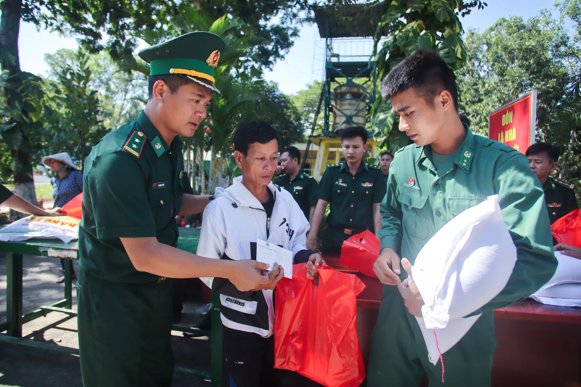 Xuân biên phòng ấm lòng dân bản_4.jpg