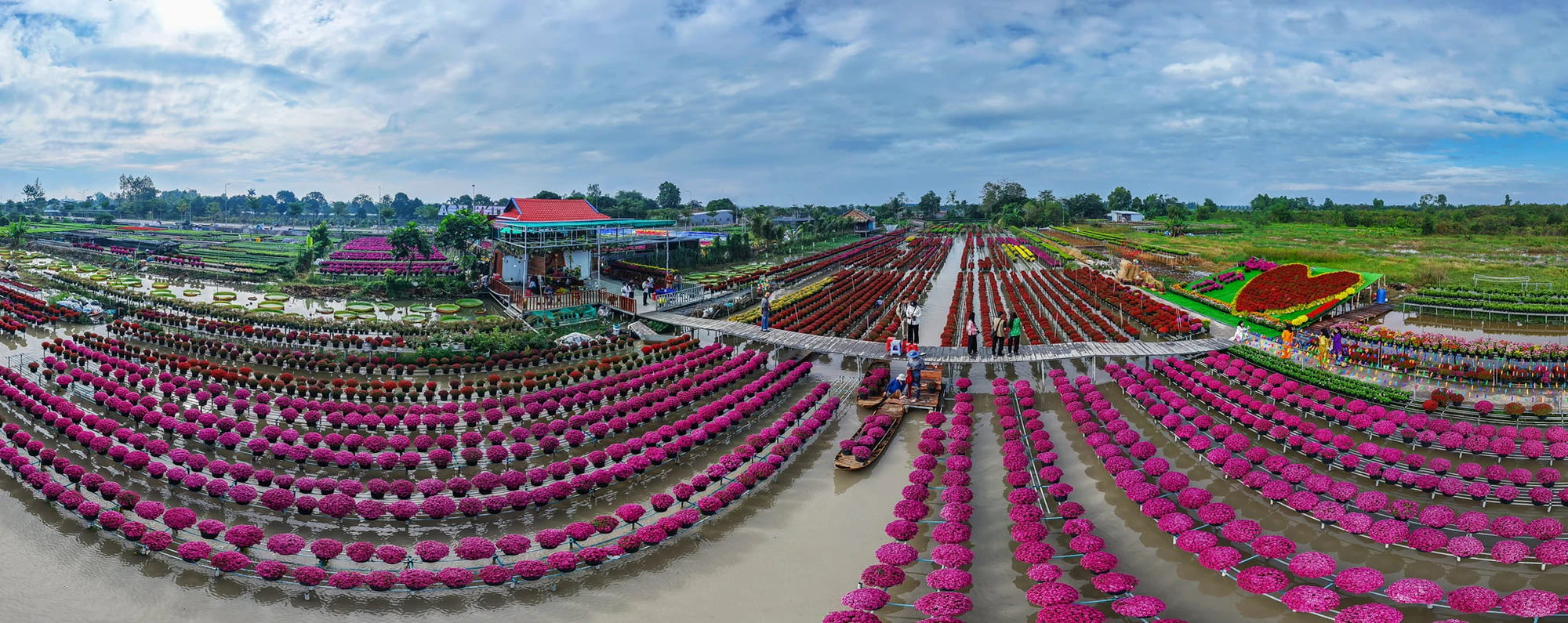 Hàng ngàn du khách đổ về làng hoa Sa Đéc chụp ảnh, mua hoa Tết 