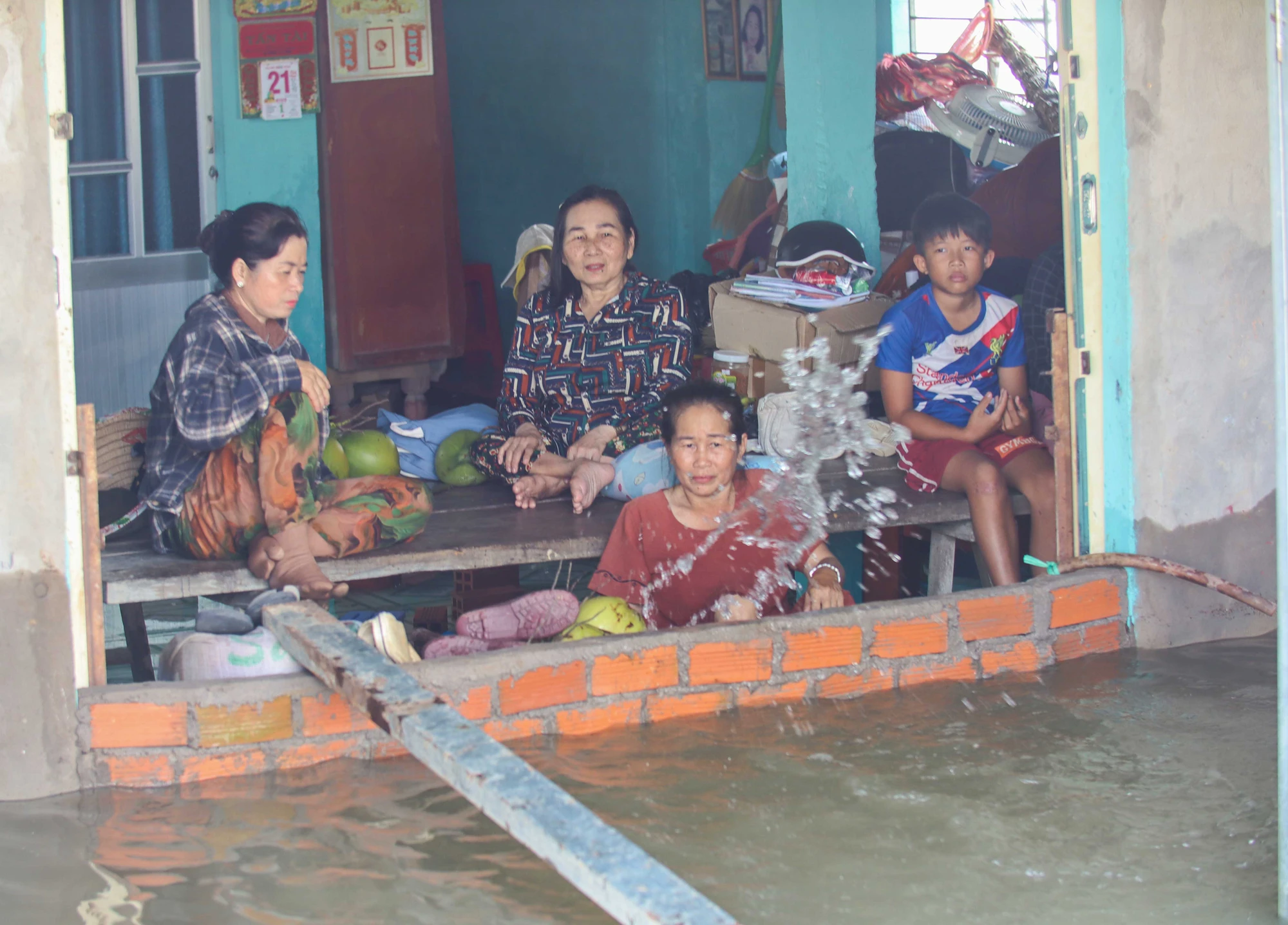 Người dân Đồng Tháp Mười trắng đêm tát nước ngăn lũ vào nhà