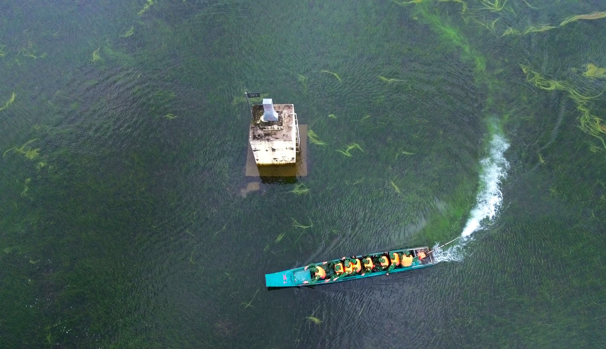 Hình ảnh người lính Biên phòng Tây Ninh tuần tra giữa mùa nước nổi