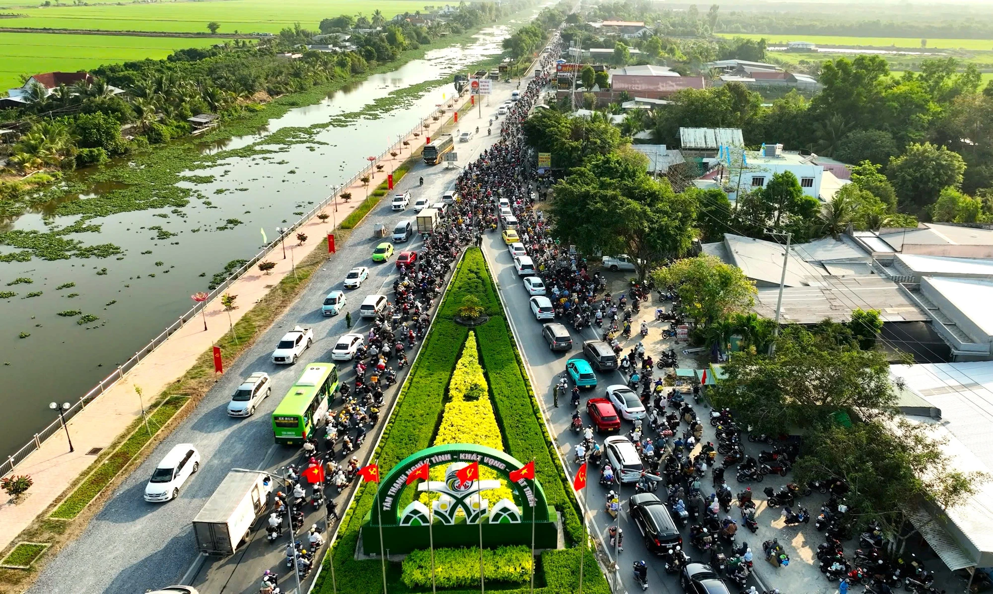 Nắng gắt mùng 6 Tết, người dân miền Tây vất vả trở lại TP.HCM