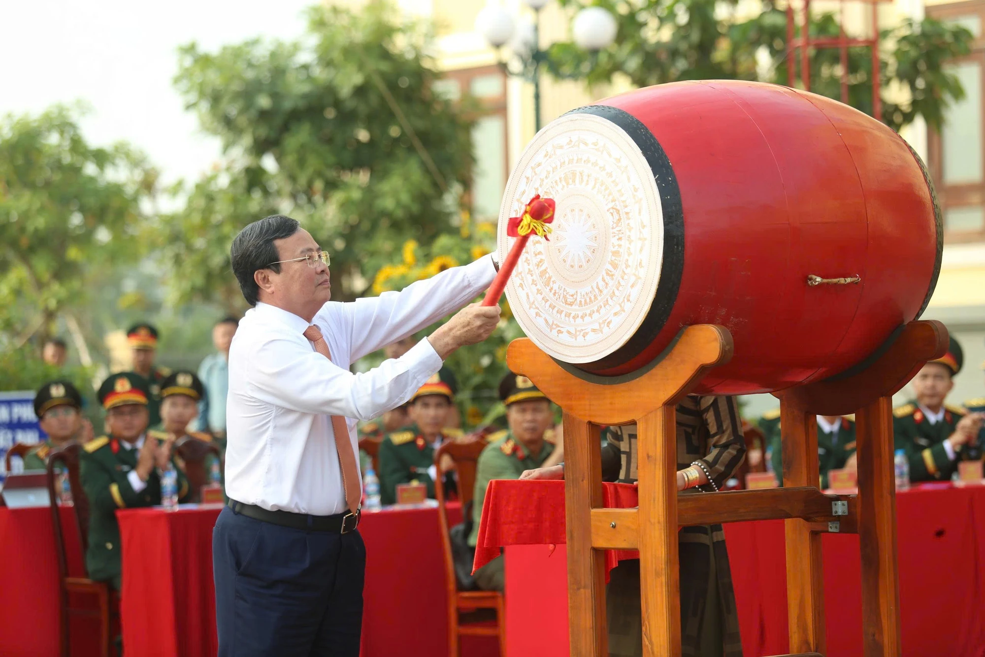 Ông Lê Văn Hẳn, Chủ tịch UBND tỉnh, Chủ tịch Hội đồng nghĩa vụ quân sự tỉnh nổi hồi trống mở hội giao quân. Ảnh: HUỲNH DU 1000093971.jpg