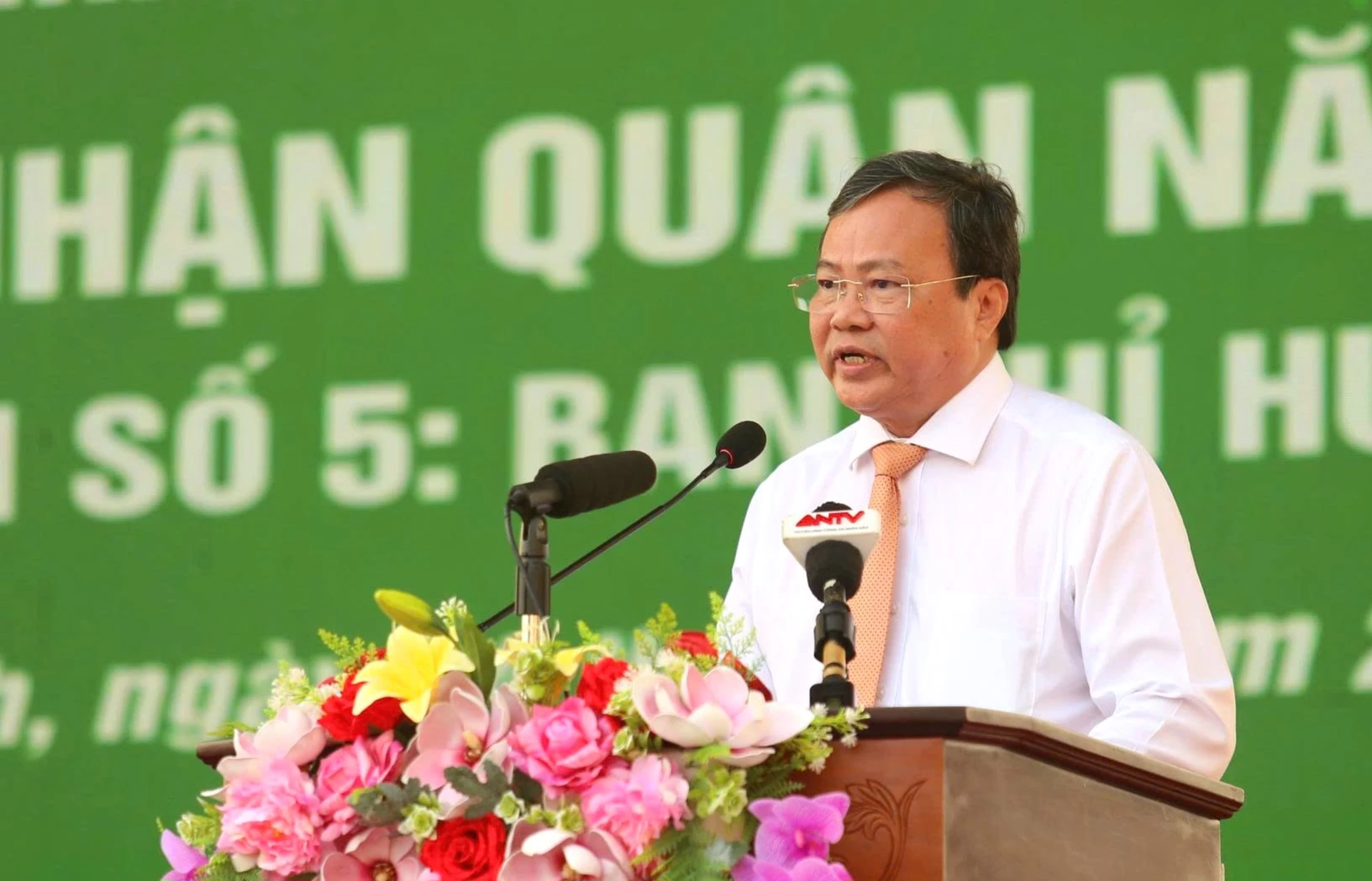 Chủ tịch UBND tỉnh Lê Văn Hẳn phát biểu tại lễ giao nhận quân. Ảnh: HUỲNH DU 1000094001.jpg