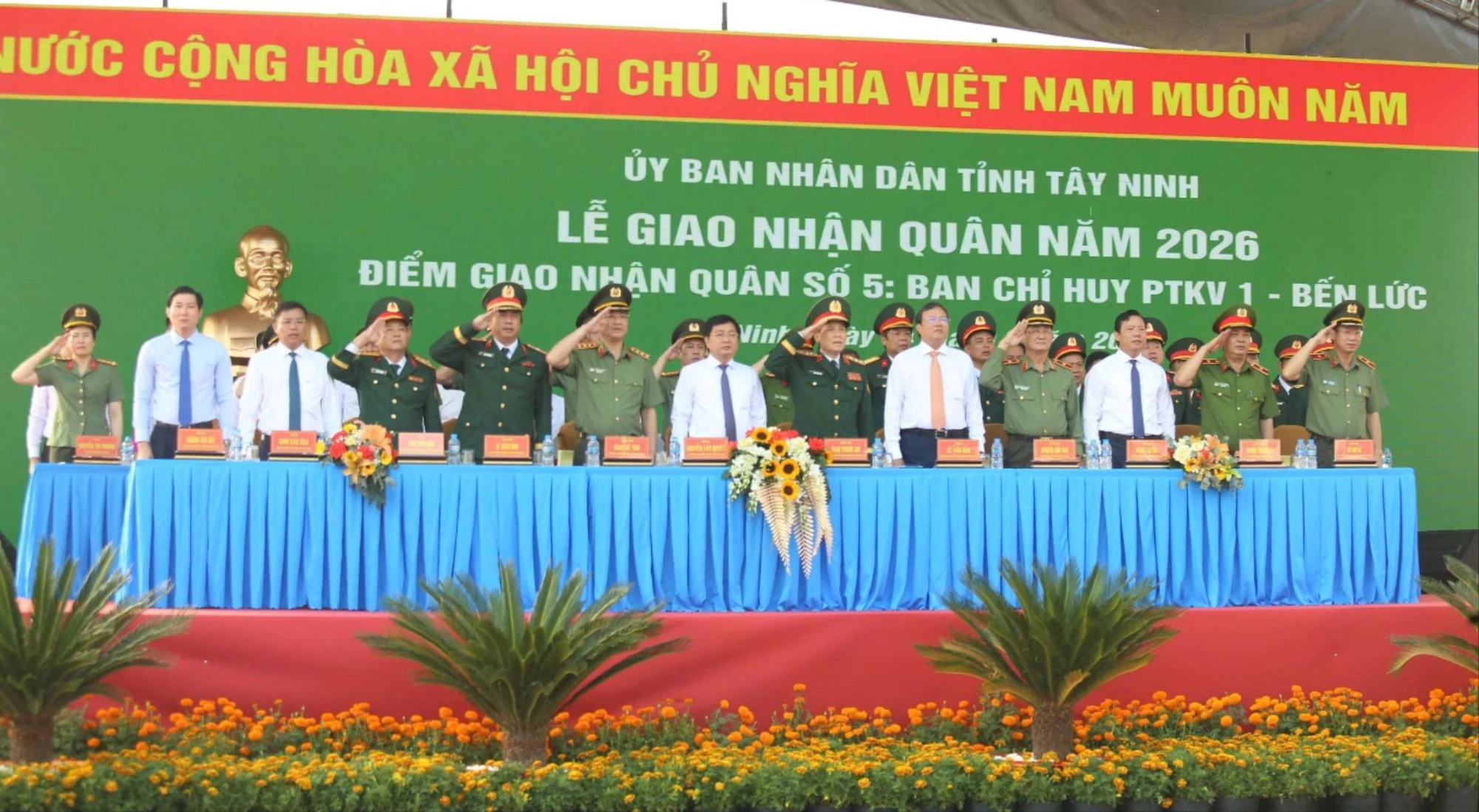 Các đại biểu tham dự lễ giao nhận quân. Ảnh: HUỲNH DU Thanh niên.jpg