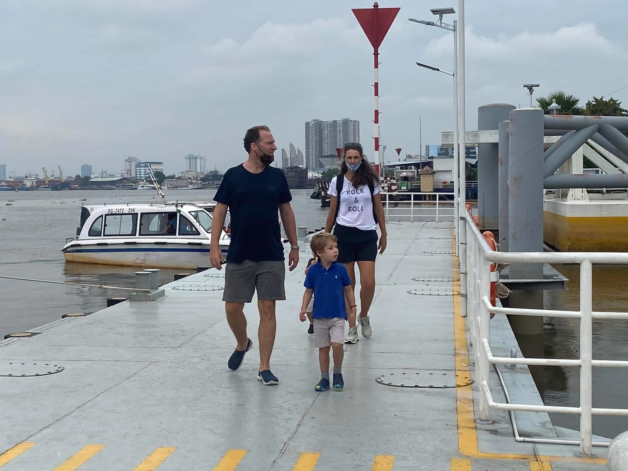 Khách nước ngoài tham quan khu vực bến Bạch Đằng, quận 1. Ảnh: HOÀNG HIẾU Khách nước ngoài tham quan khu vực bến Bạch Đằng, quận 1. Ảnh: HOÀNG HIẾU