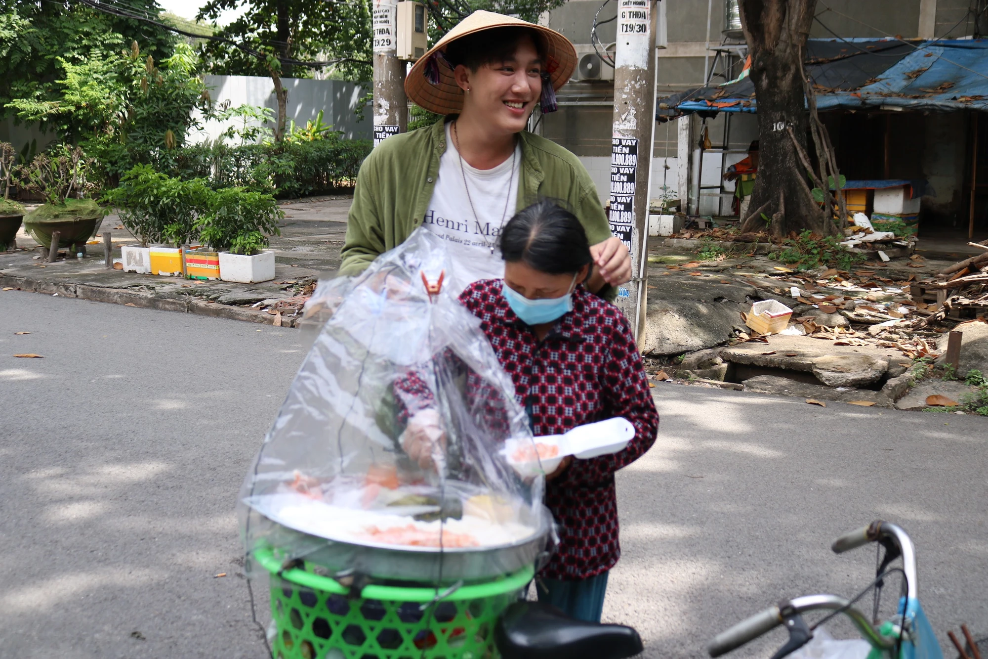 Thưởng thức bánh bột lọc - món ăn xứ Huế được bán phổ biến ở TP.HCM. Ảnh: HOÀNG HIẾU Thưởng thức bánh bột lọc - món ăn xứ Huế được bán phổ biến ở TP.HCM. Ảnh: HOÀNG HIẾU