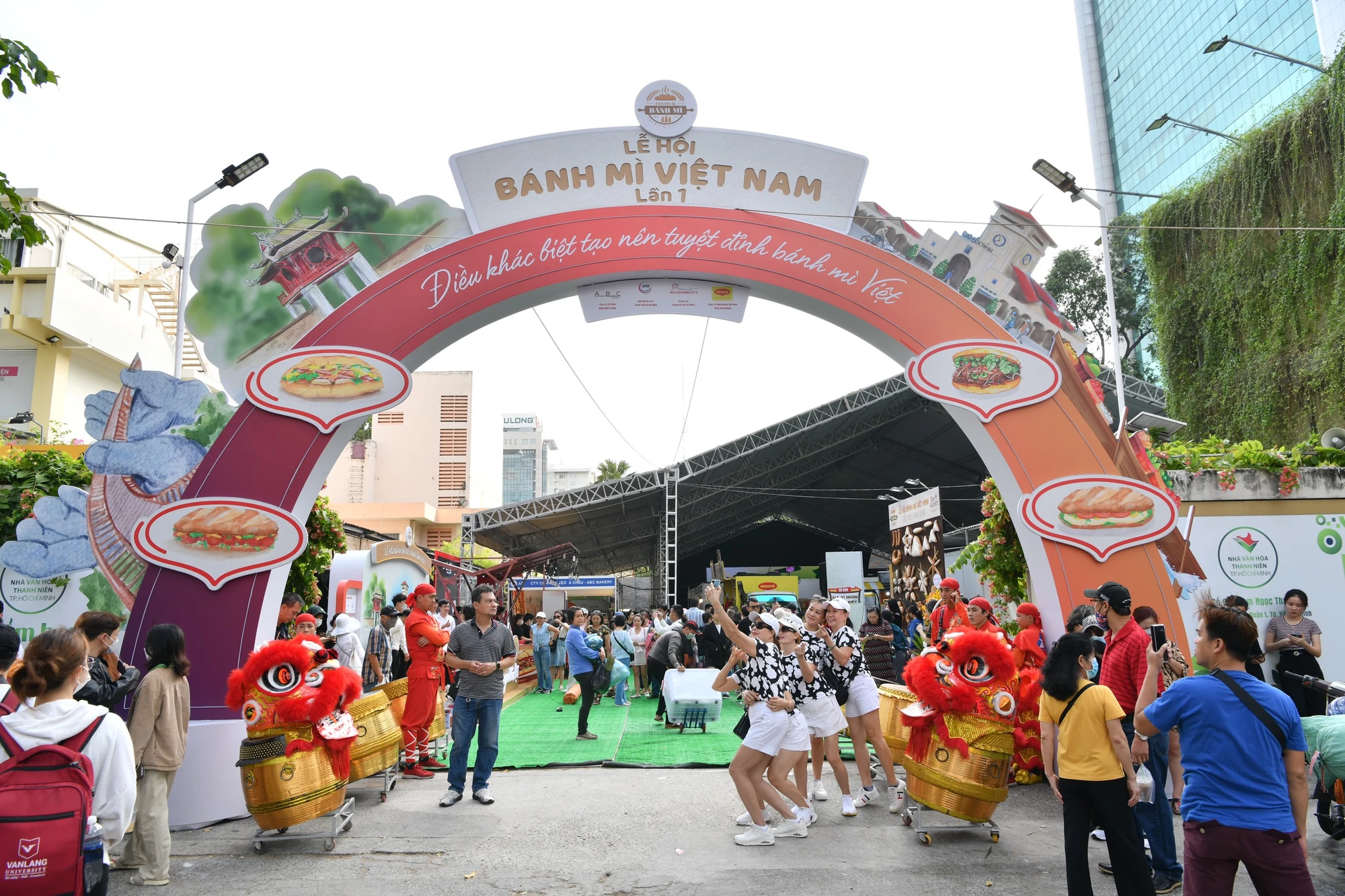 Dù chỉ mới diễn ra lần thứ nhất nhưng Lễ hội bánh mì đã thu hút nhiều người tham gia. Ảnh: HOÀNG HIẾU Dù chỉ mới diễn ra lần thứ nhất nhưng Lễ hội bánh mì đã thu hút nhiều người tham gia. Ảnh: HOÀNG HIẾU