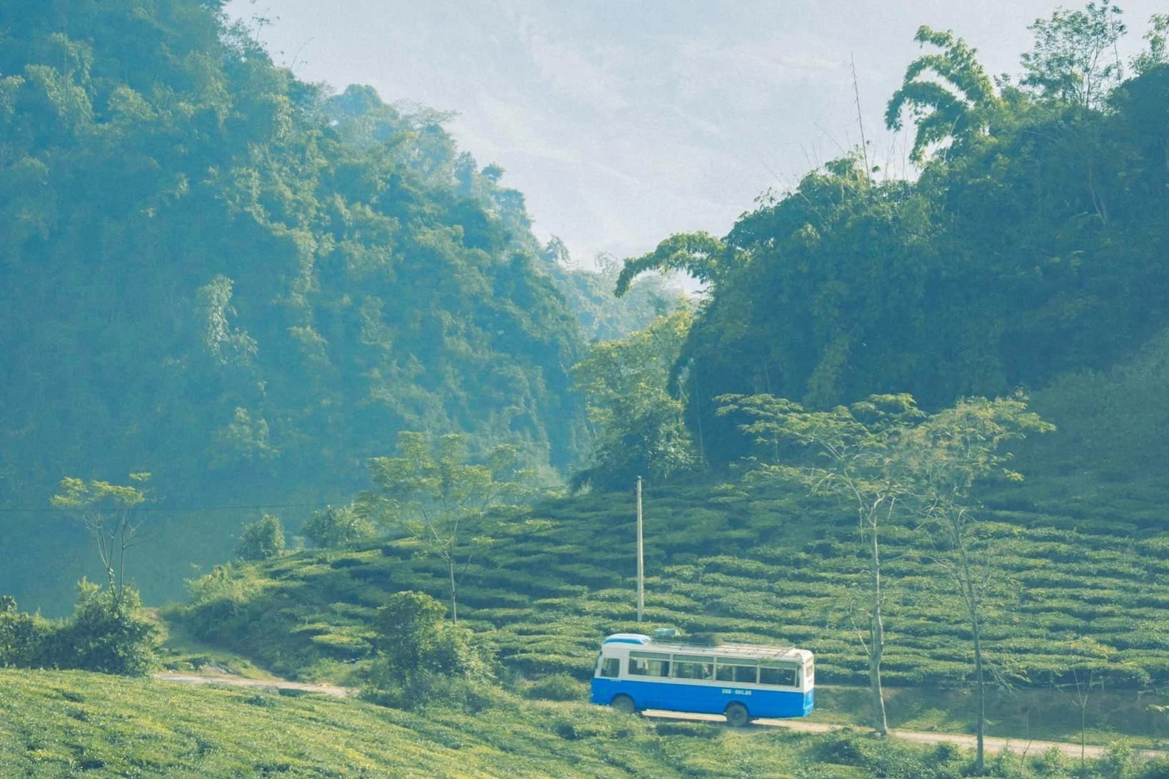 Cảnh thiên nhiên hùng vĩ pha lẫn thơ mộng. Ảnh VÂN ANH Cảnh thiên nhiên hùng vĩ pha lẫn thơ mộng. Ảnh VÂN ANH