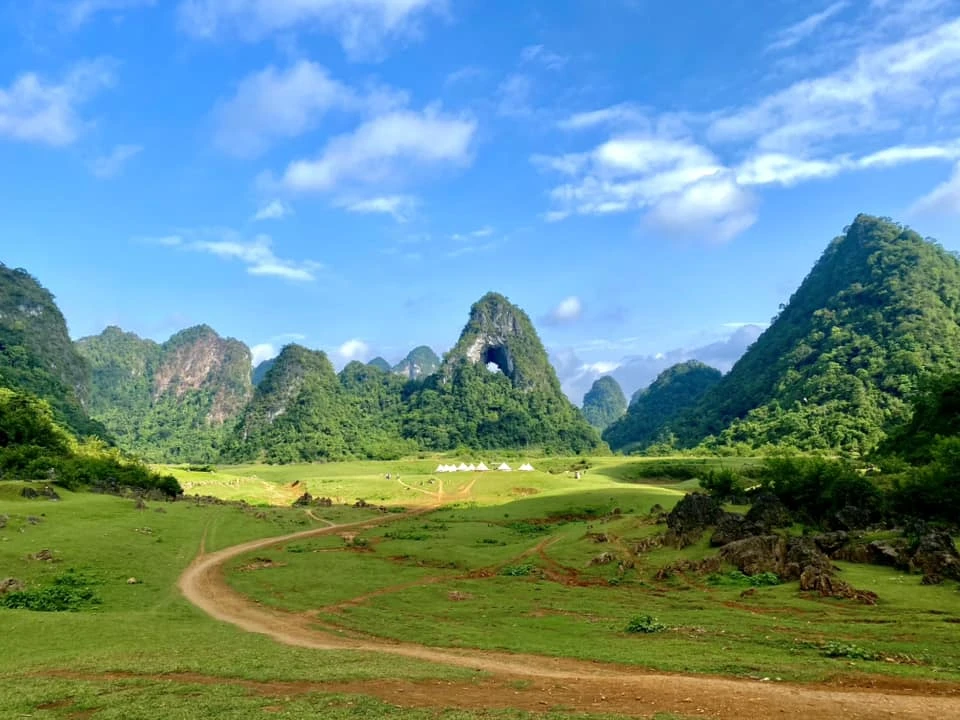 Núi Mắt Thần nhìn từ xa. Ảnh : NGUYỆT