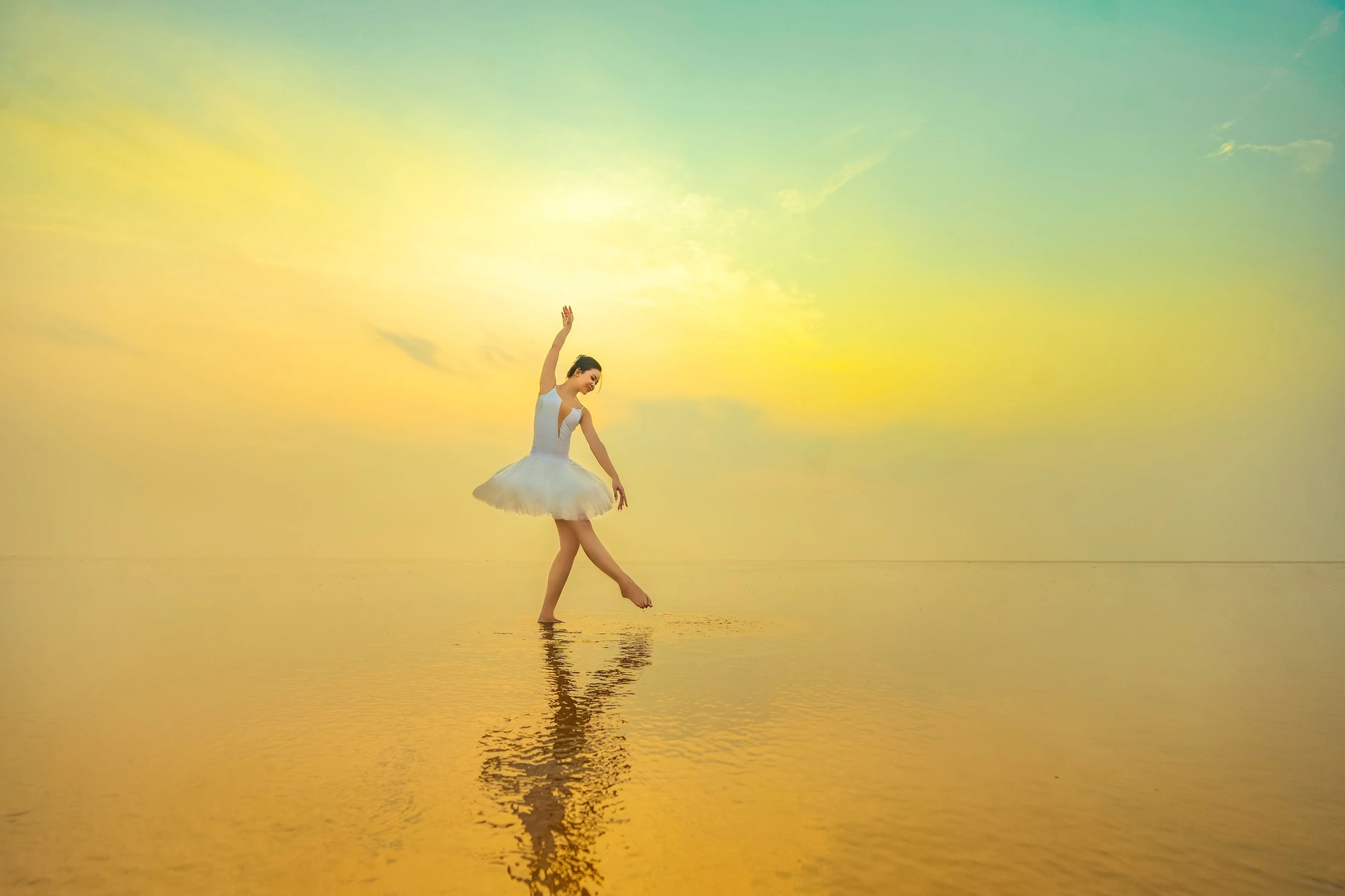 Hóa thân thành thiên nga trắng giữa lòng biển vô cực. Ảnh: XUÂN BÁCH Hóa thân thành thiên nga trắng giữa lòng biển vô cực. Ảnh: XUÂN BÁCH
