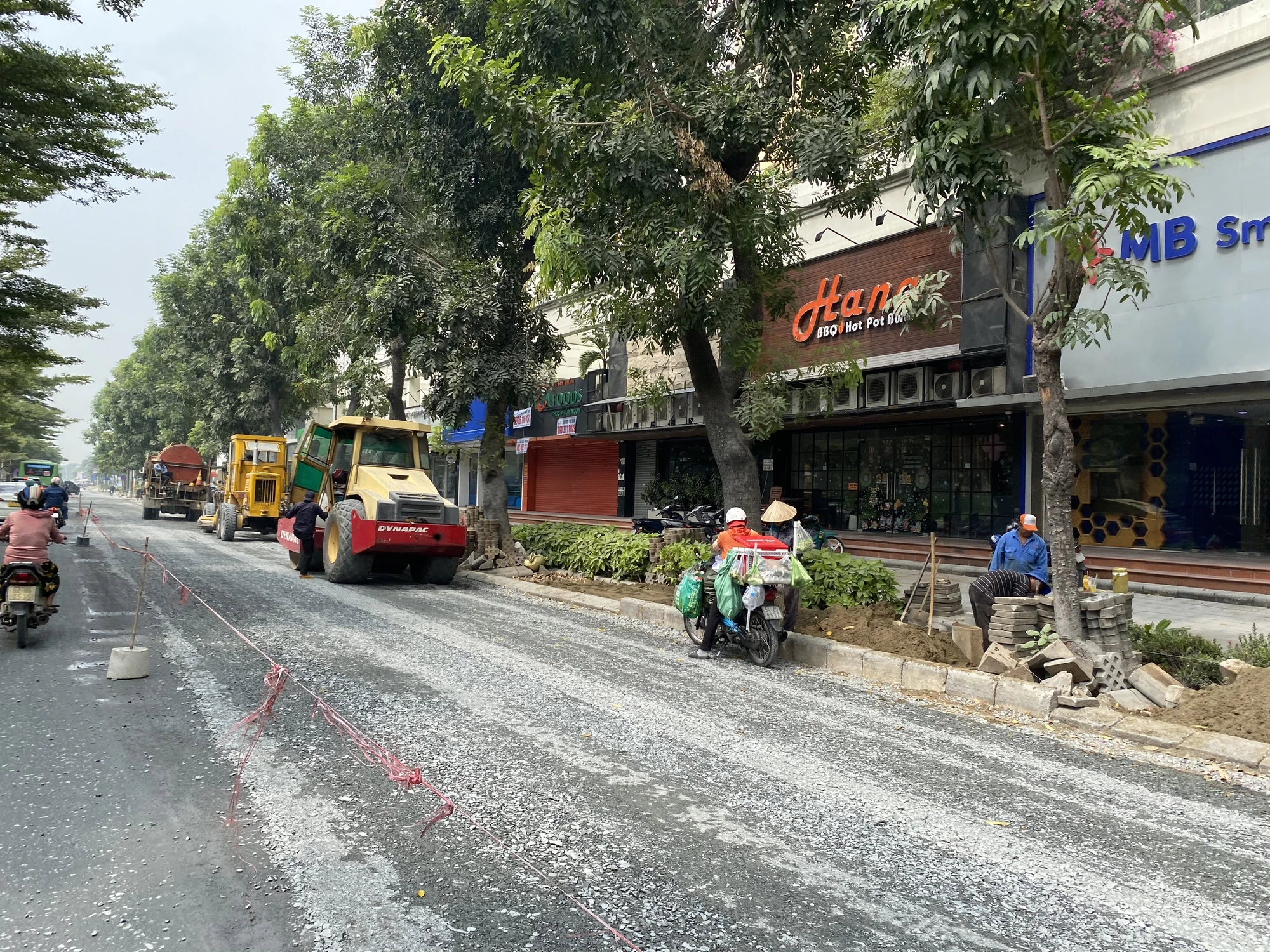 Khẩn trương thi công tái lập mặt đường là phương án giải quyết ùn ứ. Ảnh: HOÀNG HIẾU.