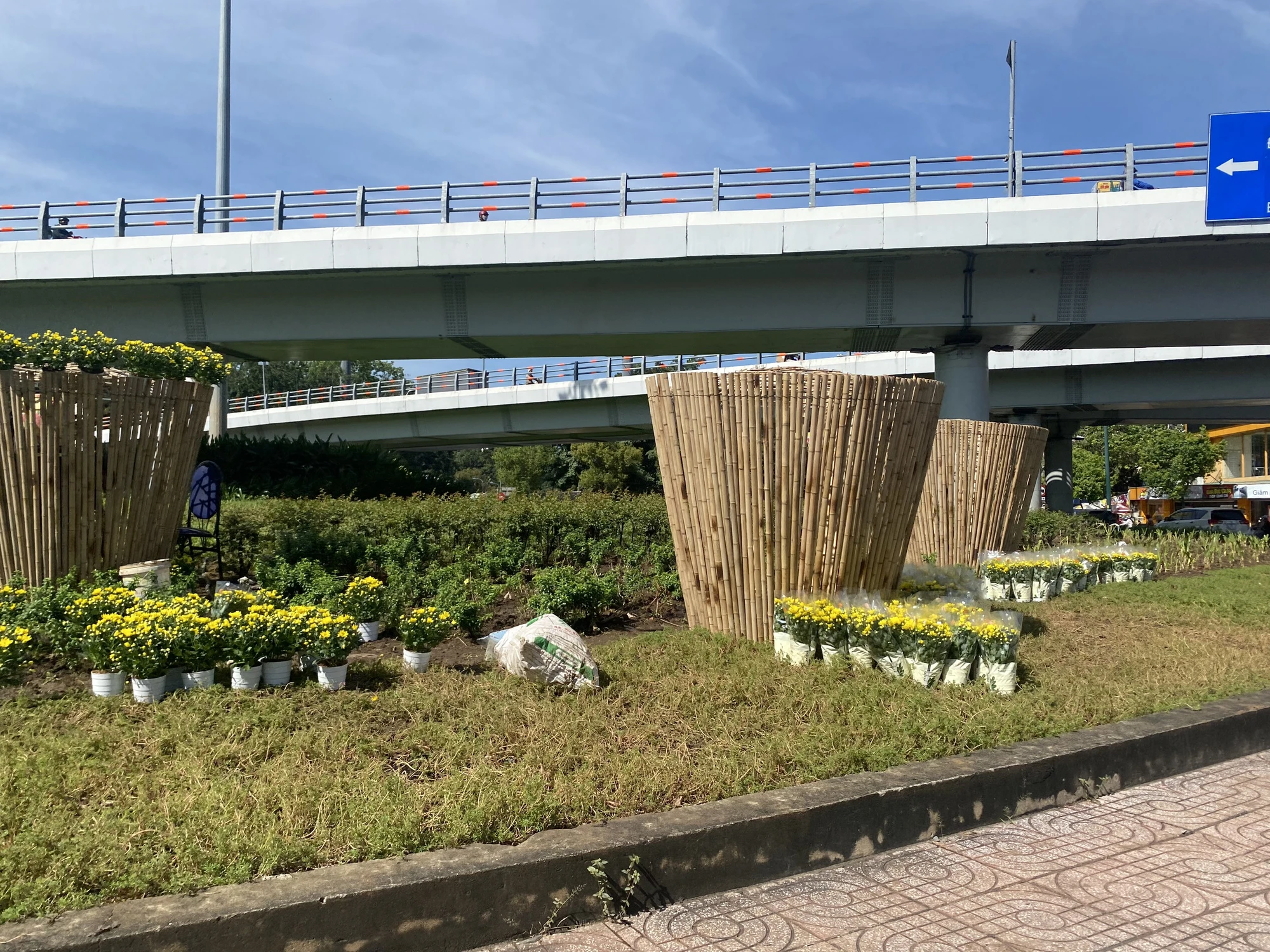 TP.HCM trang trí vòng xoay Nguyễn Thái Sơn với phong cách 'bồ lúa đầy' để đón Tết 