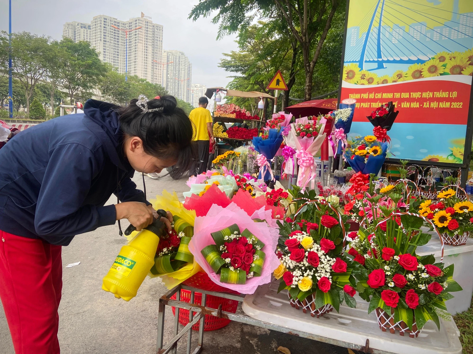 Nhộn nhịp hoa tươi trước ngày Phụ nữ Việt Nam ảnh 3 Nhộn nhịp hoa tươi trước ngày Phụ nữ Việt Nam ảnh 3