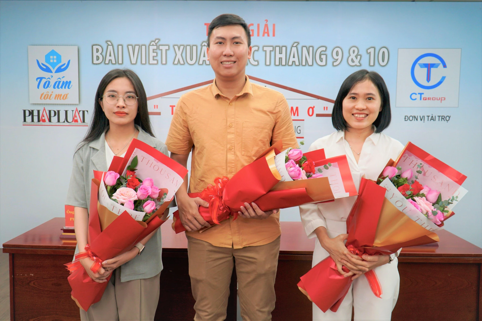 3 tác giả nhận bài viết xuất sắc của tháng 9 và 10. Ảnh: BẢO PHƯƠNG 3 tác giả nhận bài viết xuất sắc của tháng 9 và 10. Ảnh: BẢO PHƯƠNG
