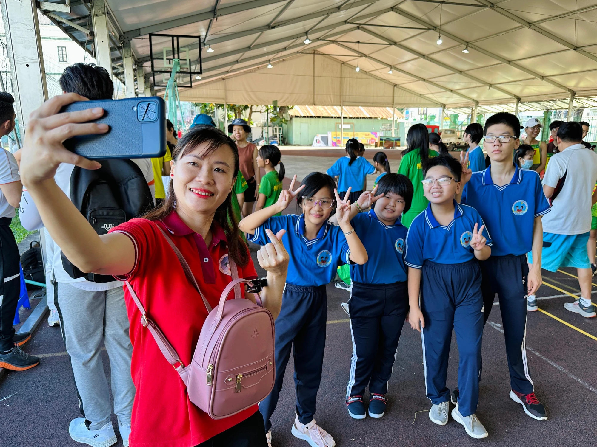Phần lớn thí sinh dự thi là những trẻ em, người khuyết tật tại TP.HCM. Cô Hồ Thu Vân (áo đỏ), giáo viên trường Hy Vọng quận 6 phấn khởi cùng học sinh của mình chuẩn bị tham dự cuộc thi. Cô cũng là người khiếm thính và khuyết tật ngôn ngữ. Ảnh: HUỲNH THƠ Phần lớn thí sinh dự thi là những trẻ em, người khuyết tật tại TP.HCM. Cô Hồ Thu Vân (áo đỏ), giáo viên trường Hy Vọng quận 6 phấn khởi cùng học sinh của mình chuẩn bị tham dự cuộc thi. Cô cũng là người khiếm thính và khuyết tật ngôn ngữ. Ảnh: HUỲNH THƠ