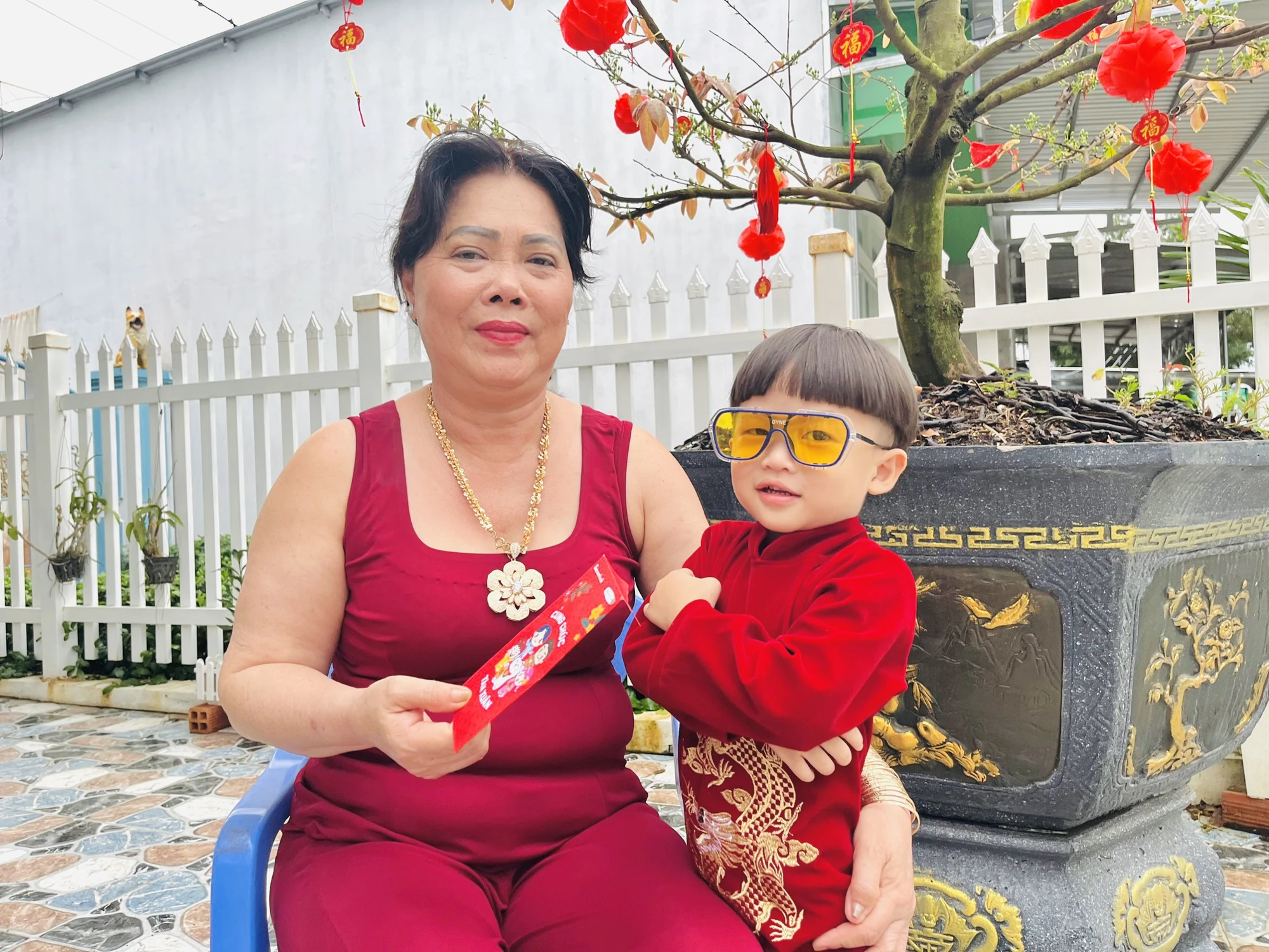 Bà Nguyễn Thị Phấn cũng cho rằng Tết thì phải lì xì cho con cháu: "Dù ít hay nhiều tôi vẫn lì xì cho cháu mình, như vậy mới vui, mới đúng là Tết. Thay vì ngày bình thường mình cũng cho tiền rồi, thì Tết mình chỉ cần bỏ vô cái bao lì xì thôi mà". Bà Nguyễn Thị Phấn cũng cho rằng Tết thì phải lì xì cho con cháu: "Dù ít hay nhiều tôi vẫn lì xì cho cháu mình, như vậy mới vui, mới đúng là Tết. Thay vì ngày bình thường mình cũng cho tiền rồi, thì Tết mình chỉ cần bỏ vô cái bao lì xì thôi mà".