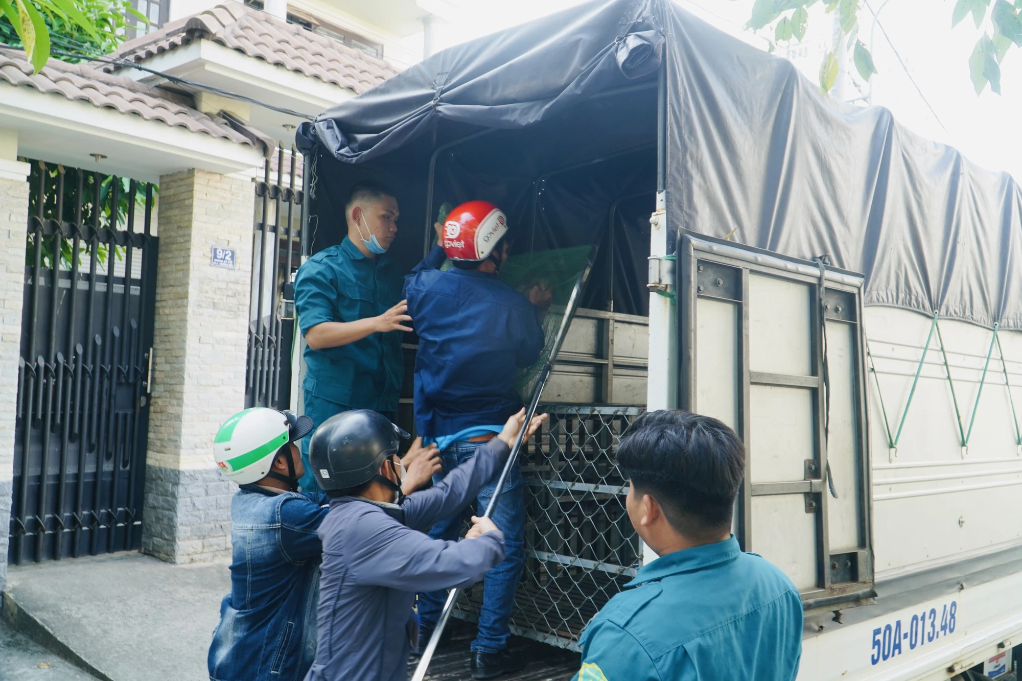 Phường đang triển khai ra quân mỗi tuần 1 đến 2 lần tại các điểm đen trên địa bàn (công viên, khu dân cư,...). Mỗi lần ra quân sẽ từ 10 đến 12 người. Ảnh: HUỲNH THƠ Phường đang triển khai ra quân mỗi tuần 1 đến 2 lần tại các điểm đen trên địa bàn (công viên, khu dân cư,...). Mỗi lần ra quân sẽ từ 10 đến 12 người. Ảnh: HUỲNH THƠ