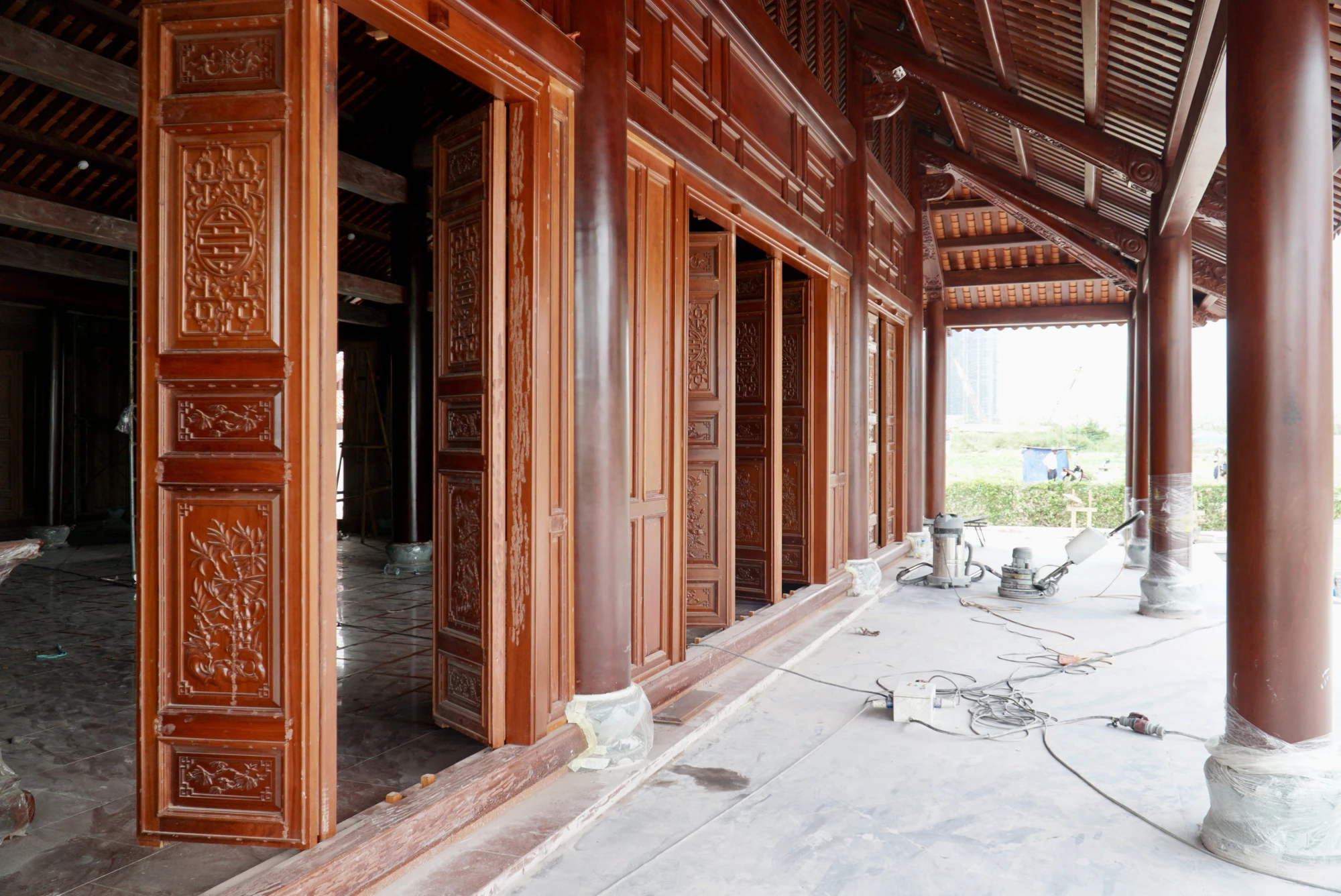 Ngôi đình được cất trên một nền đất cao và có chiều sâu. Đình có tổng cộng 28 cột trụ khiến kết cấu càng thêm vững chắc. Ảnh: BẢO PHƯƠNG Ngôi đình được cất trên một nền đất cao và có chiều sâu. Đình có tổng cộng 28 cột trụ khiến kết cấu càng thêm vững chắc. Ảnh: BẢO PHƯƠNG