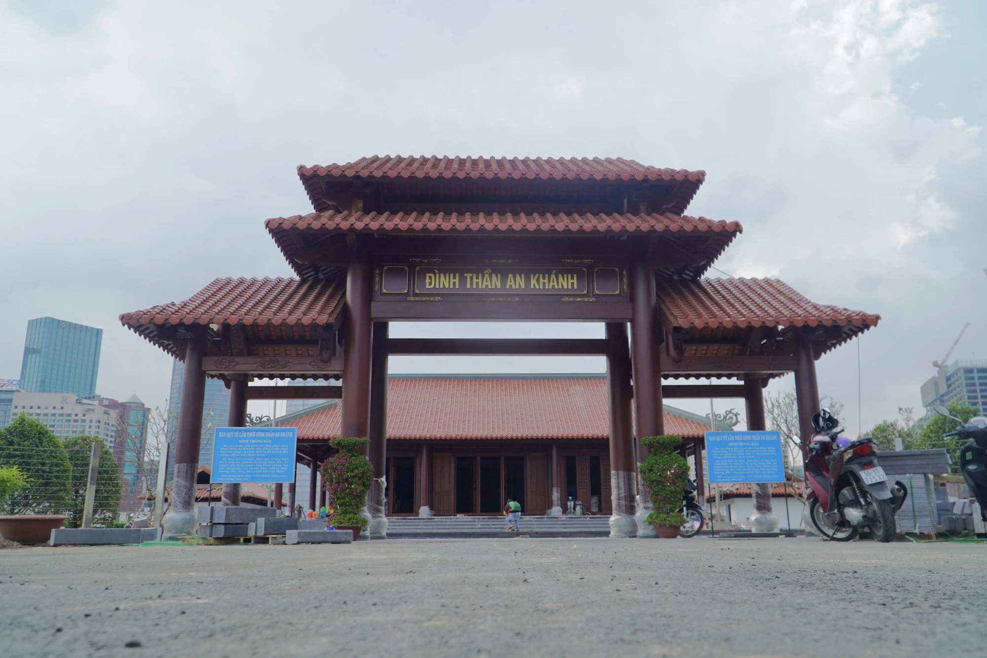 Đến tháng 3-2022, đình An Khánh được phục dựng lại ngay kế bên ngôi đình cũ trước đó. Ảnh: BẢO PHƯƠNG Đến tháng 3-2022, đình An Khánh được phục dựng lại ngay kế bên ngôi đình cũ trước đó. Ảnh: BẢO PHƯƠNG