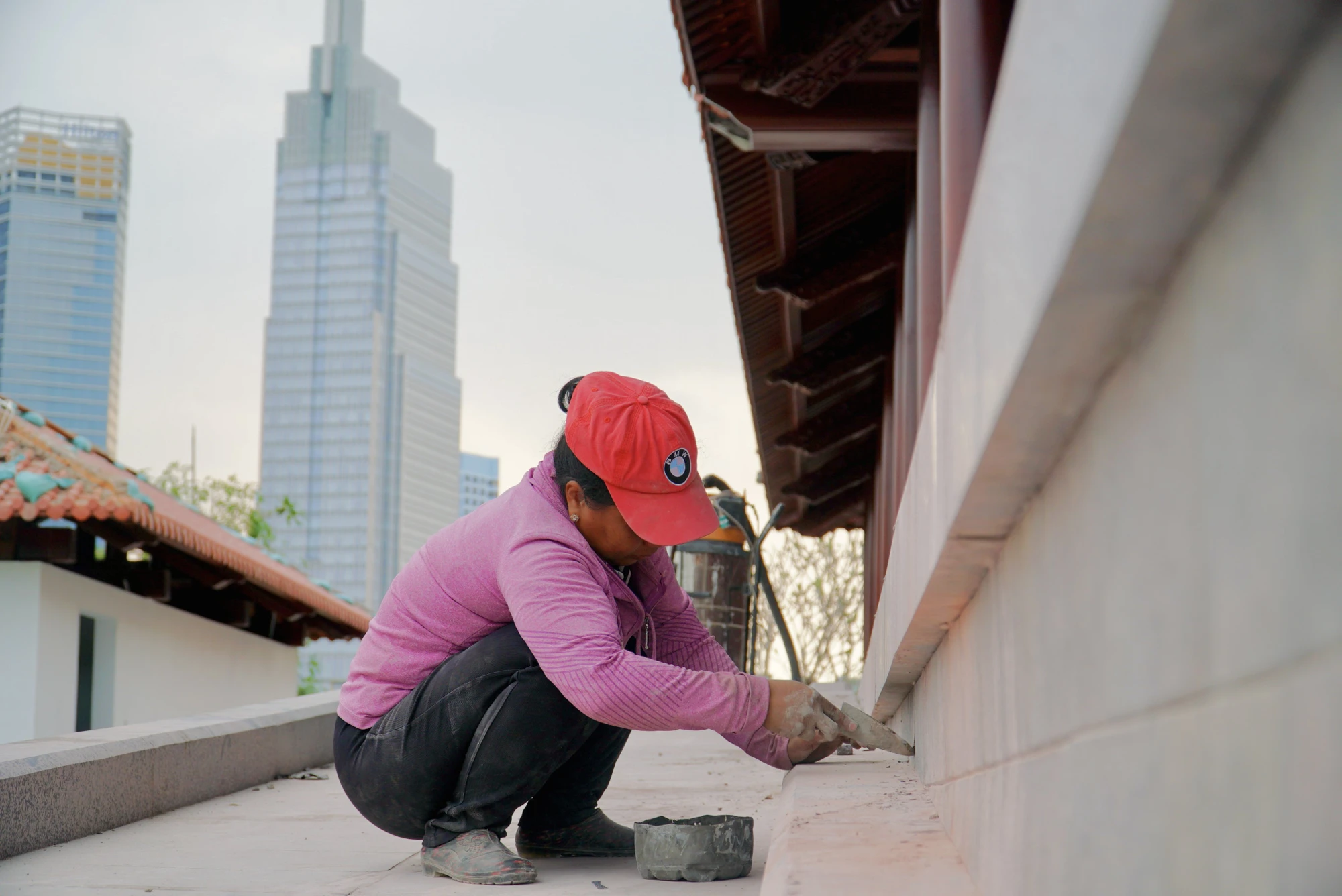 Công nhân đang tất bật thi công những hạng mục cuối. Ảnh: BẢO PHƯƠNG Công nhân đang tất bật thi công những hạng mục cuối. Ảnh: BẢO PHƯƠNG