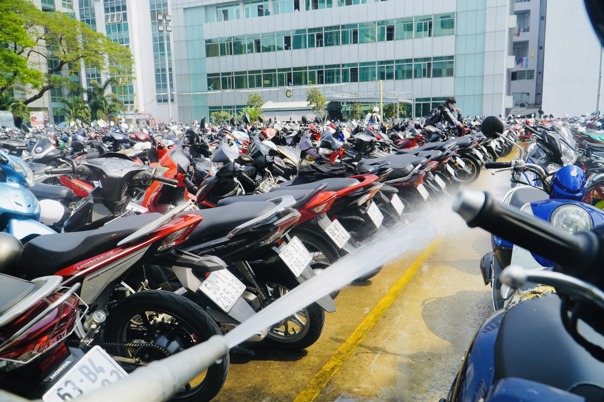 Công tác phun nước không phải phun thẳng lên xe mà phun xuống bề mặt sân, theo những vạch vàng đã được bố trí sẵn. Nước từ đó sẽ lan ra khắp sân, giảm nhiệt độ của mặt sân và hạn chế tối đa việc xe bị xịt, nổ lốp. Ảnh: HT Công tác phun nước không phải phun thẳng lên xe mà phun xuống bề mặt sân, theo những vạch vàng đã được bố trí sẵn. Nước từ đó sẽ lan ra khắp sân, giảm nhiệt độ của mặt sân và hạn chế tối đa việc xe bị xịt, nổ lốp. Ảnh: HT