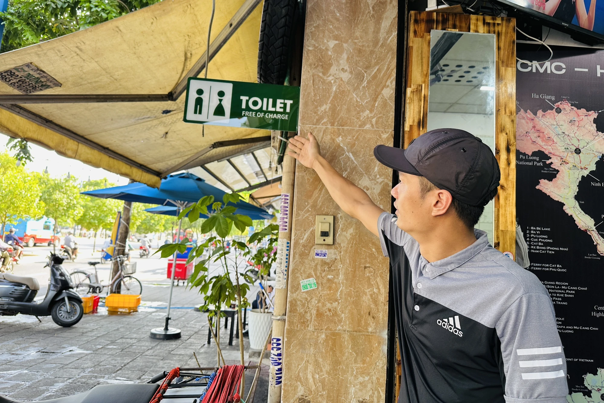 Anh Nguyễn Văn Thắng, quản lý cửa hàng cho thuê mô tô, cho biết anh đồng cảm với nỗi khổ của người dân khi không có chỗ đi vệ sinh nên khi cán bộ phường xuống vận động hỗ trợ nhà vệ sinh miễn phí thì anh đồng ý ngay. Ảnh: HUỲNH THƠ Anh Nguyễn Văn Thắng, quản lý cửa hàng cho thuê mô tô, cho biết anh đồng cảm với nỗi khổ của người dân khi không có chỗ đi vệ sinh nên khi cán bộ phường xuống vận động hỗ trợ nhà vệ sinh miễn phí thì anh đồng ý ngay. Ảnh: HUỲNH THƠ