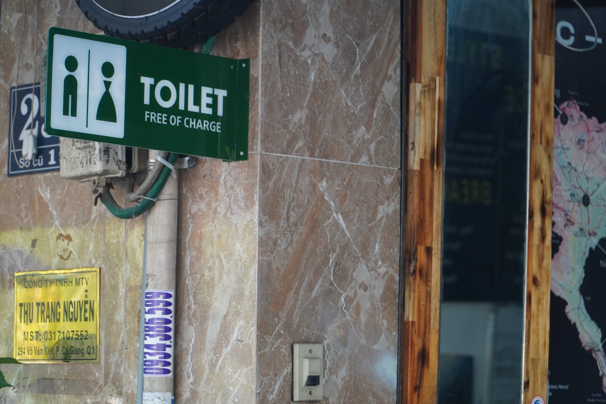 Tuy nhiên, một số chủ cửa hàng, quản lý cửa hàng lại tỏ ra lo lắng khi hỗ trợ nhà vệ sinh miễn phí vì quận 1 có khá nhiều người vô gia cư, lo ngại nếu họ vào nhiều sẽ ảnh hưởng đến khách hàng trong quán. Ảnh: HUỲNH THƠ Tuy nhiên, một số chủ cửa hàng, quản lý cửa hàng lại tỏ ra lo lắng khi hỗ trợ nhà vệ sinh miễn phí vì quận 1 có khá nhiều người vô gia cư, lo ngại nếu họ vào nhiều sẽ ảnh hưởng đến khách hàng trong quán. Ảnh: HUỲNH THƠ